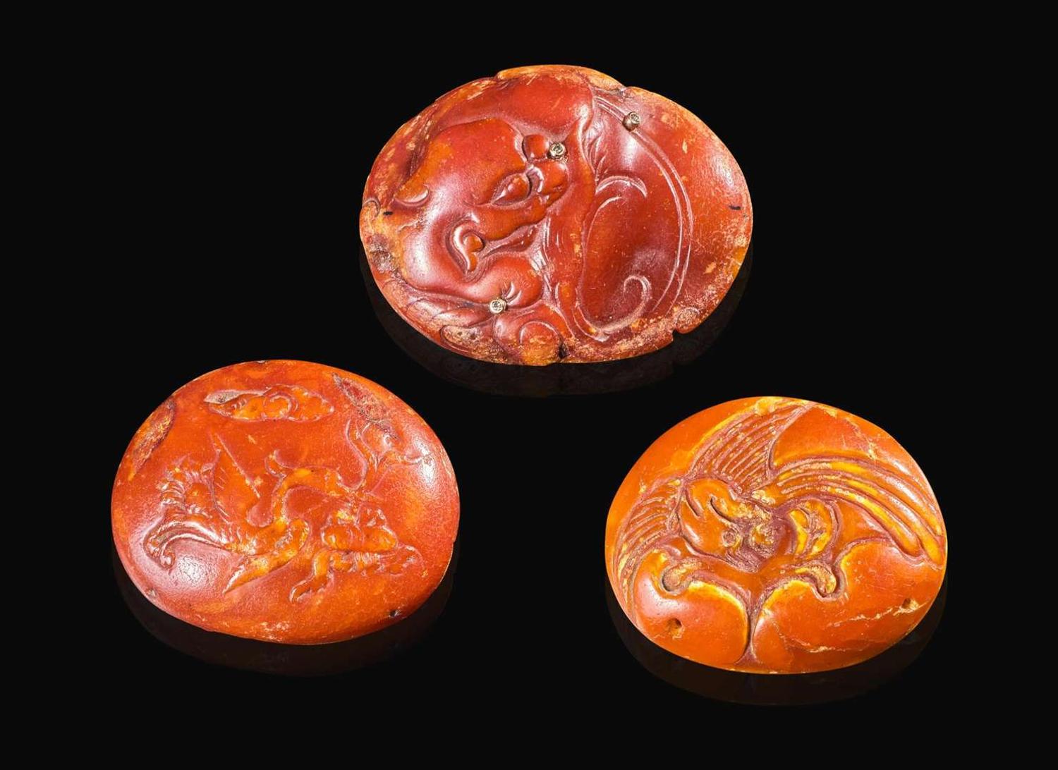 Three Chinese carved amber pendants, Ming to Qing dynasty 琥珀蜜蠟飾品三件 明或清