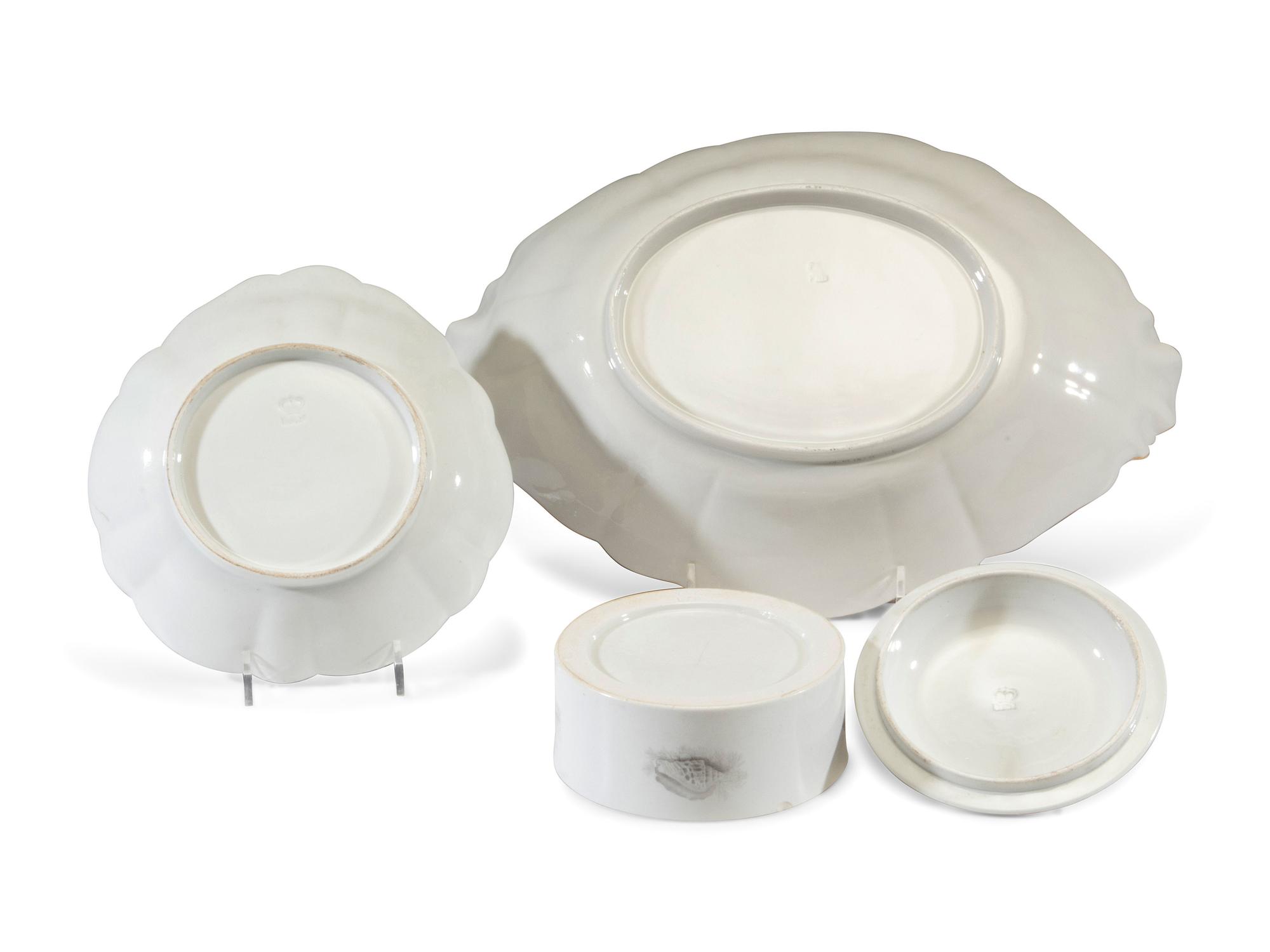 A Group of Worcester (Barr, Flight and Barr or Flight, Barr and Barr) Bat-Printed and Parcel Gilt Porcelain Table Articles