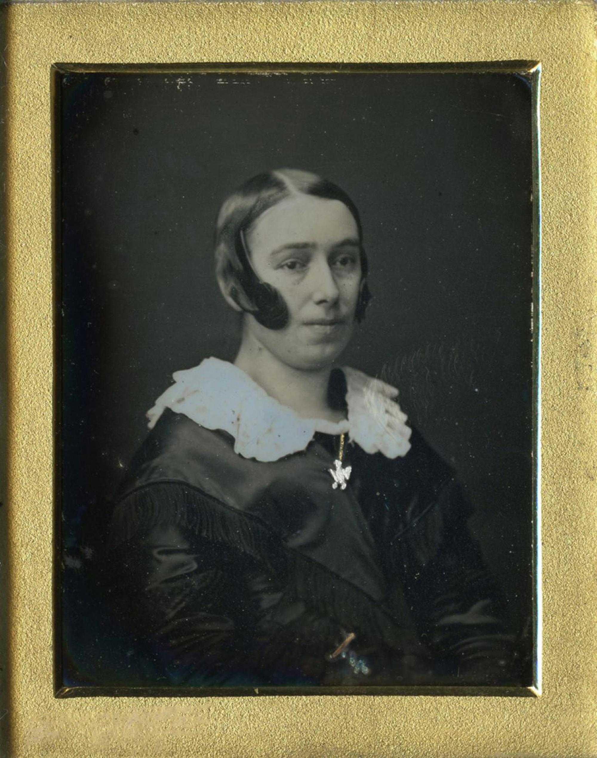 [Daguerreotpe] Woman Wearing Very Early Hearing Device