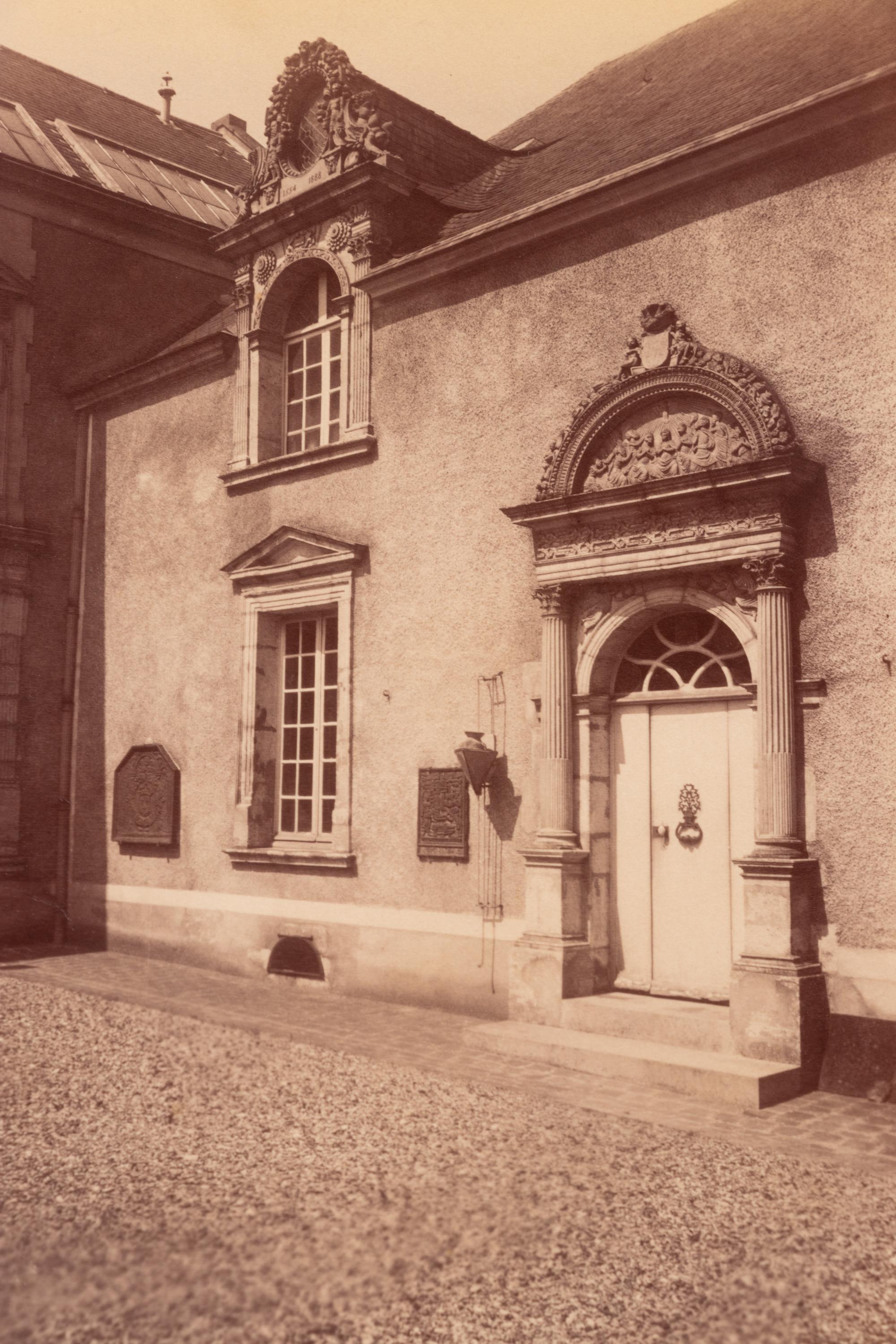 A group of four photographs ( Ètampes - maison de Diane de Poitiers , 1907; Presbytère de Saint-Sulpice, rue de Vaugirard 50 , 1900; Oratoire Marie de M é dicis, Petit Luxembourg , 1903; Fontaine de Joyeuse, 41 rue de Turenne, 3e arrondissement, 1901)