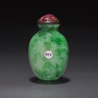 A Small Chinese Jadeite Snuff Bottle, Qing Dynasty, 19th Century — 清晚期 翡翠小鼻煙壺