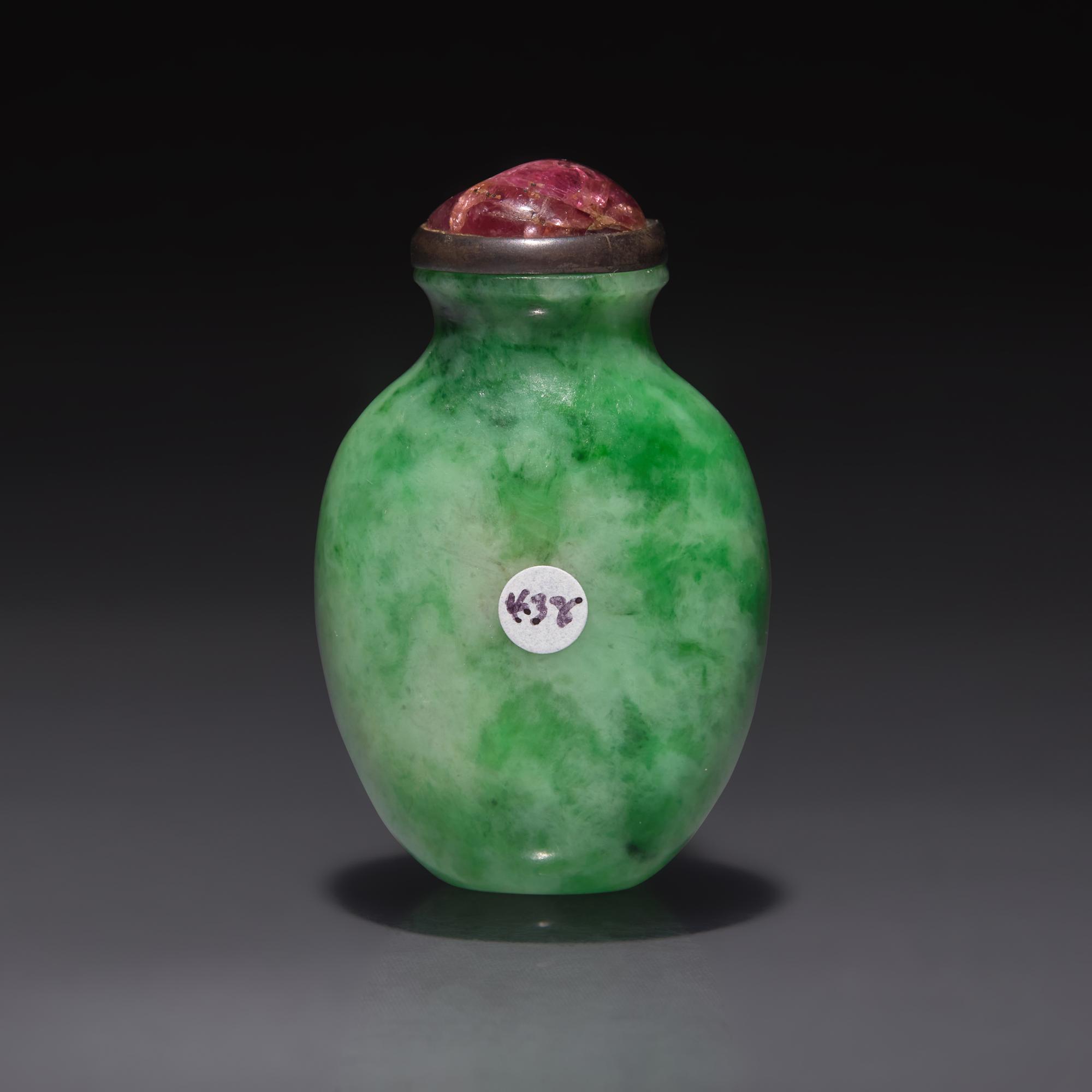 A Small Chinese Jadeite Snuff Bottle, Qing Dynasty, 19th Century — 清晚期 翡翠小鼻煙壺