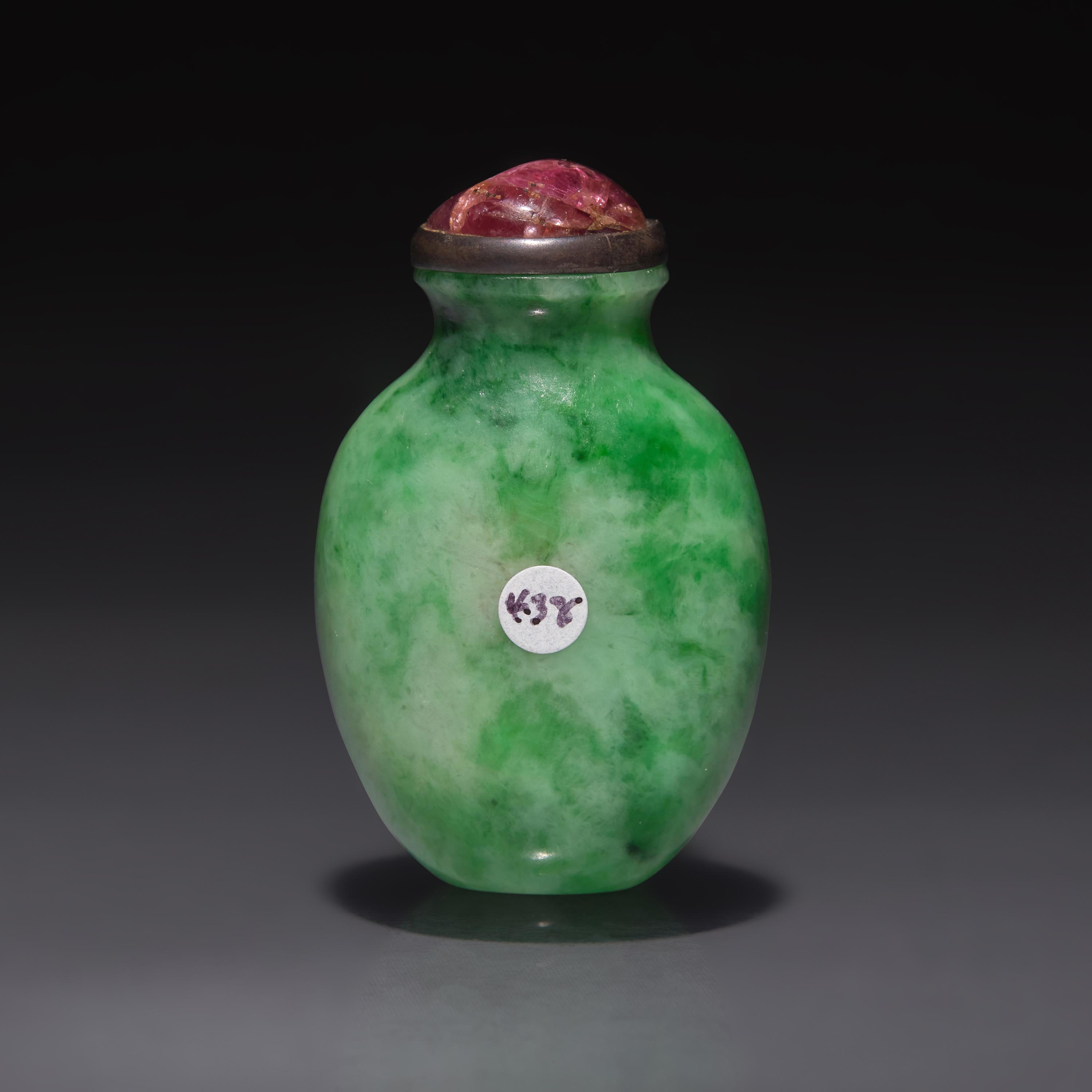 A Small Chinese Jadeite Snuff Bottle, Qing Dynasty, 19th Century — 清晚期 翡翠小鼻煙壺