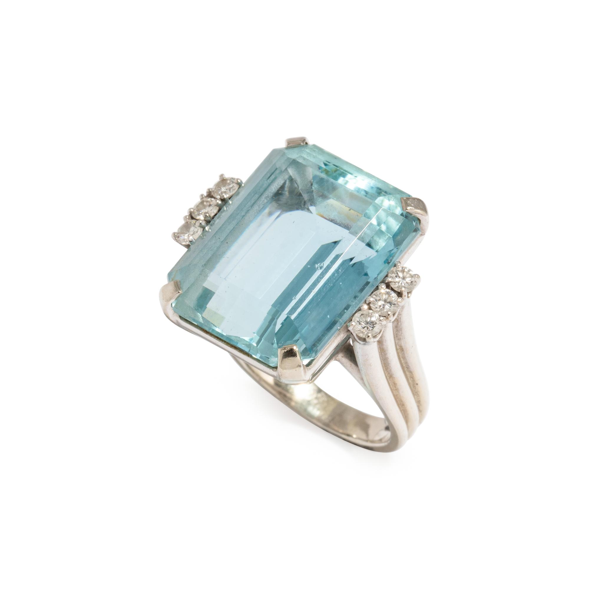 AQUAMARINE AND DIAMOND RING