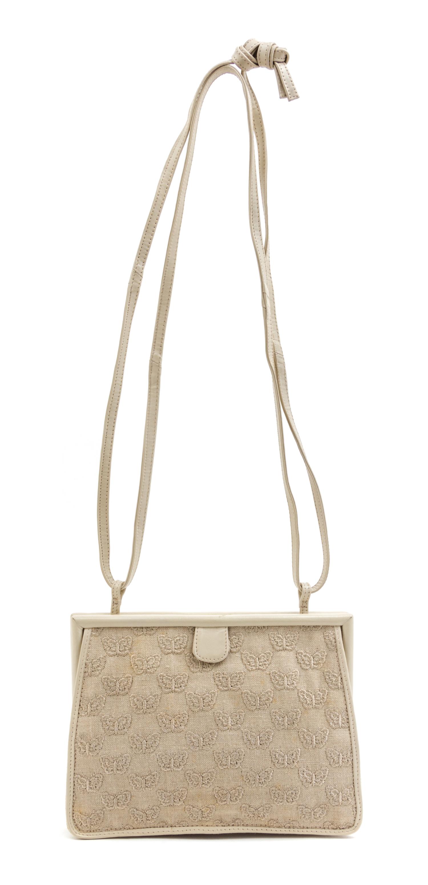 A Bottega Veneta Beige Handbag, 8" x 6" x 1.5".