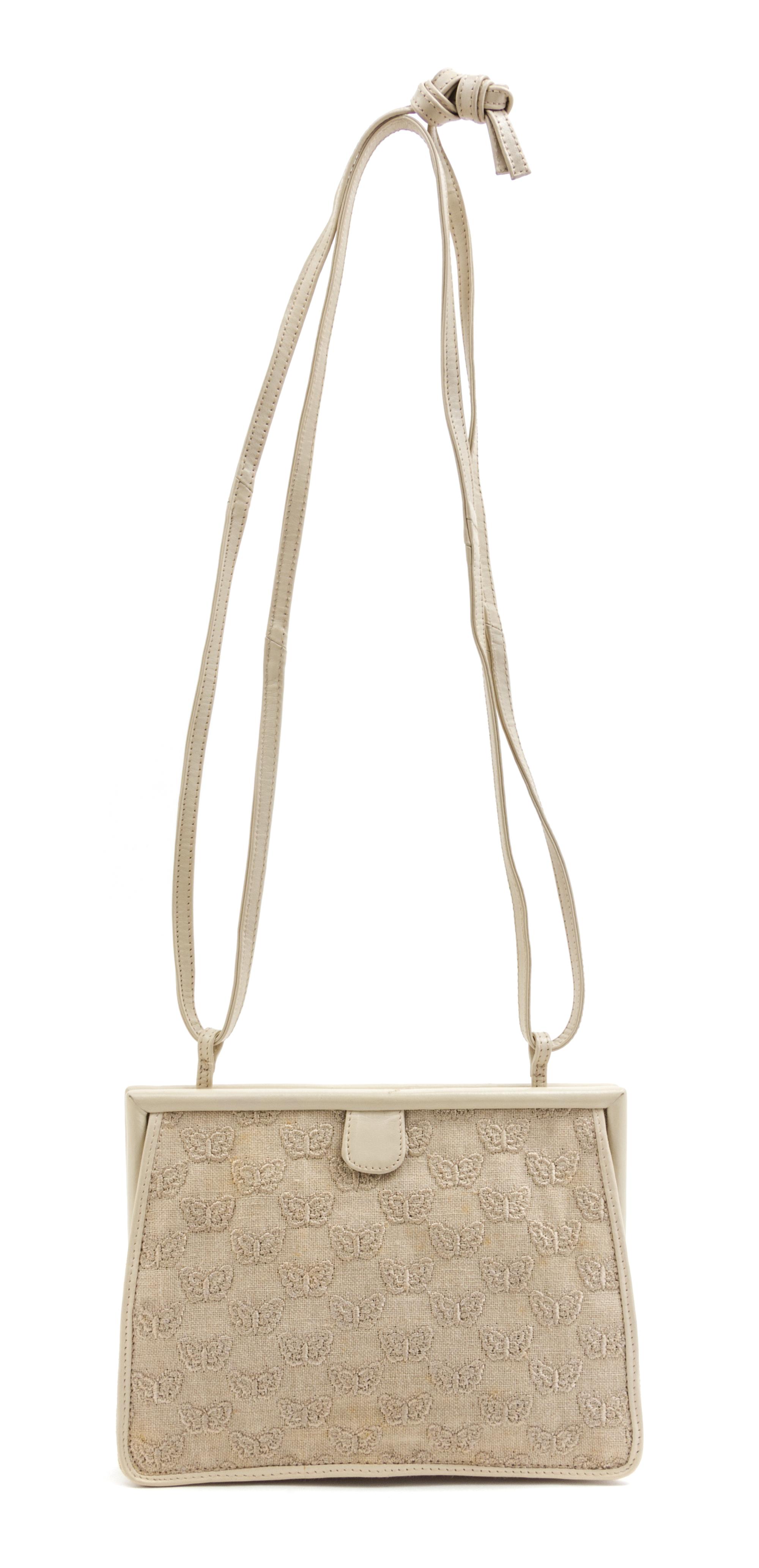 A Bottega Veneta Beige Handbag, 8" x 6" x 1.5".