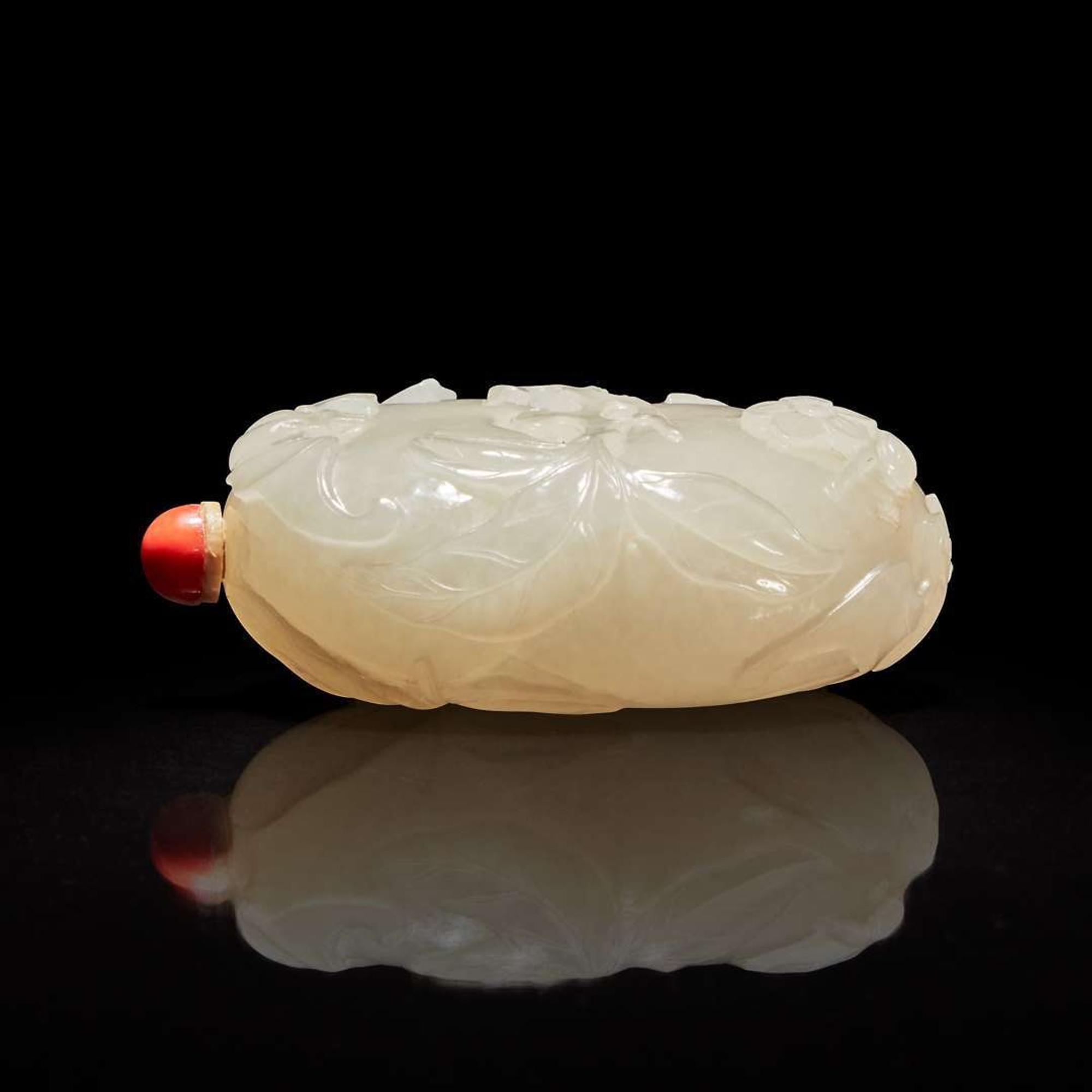 A finely-carved Chinese white jade snuff bottle 白玉鼻烟壶 18th/19th century ???????