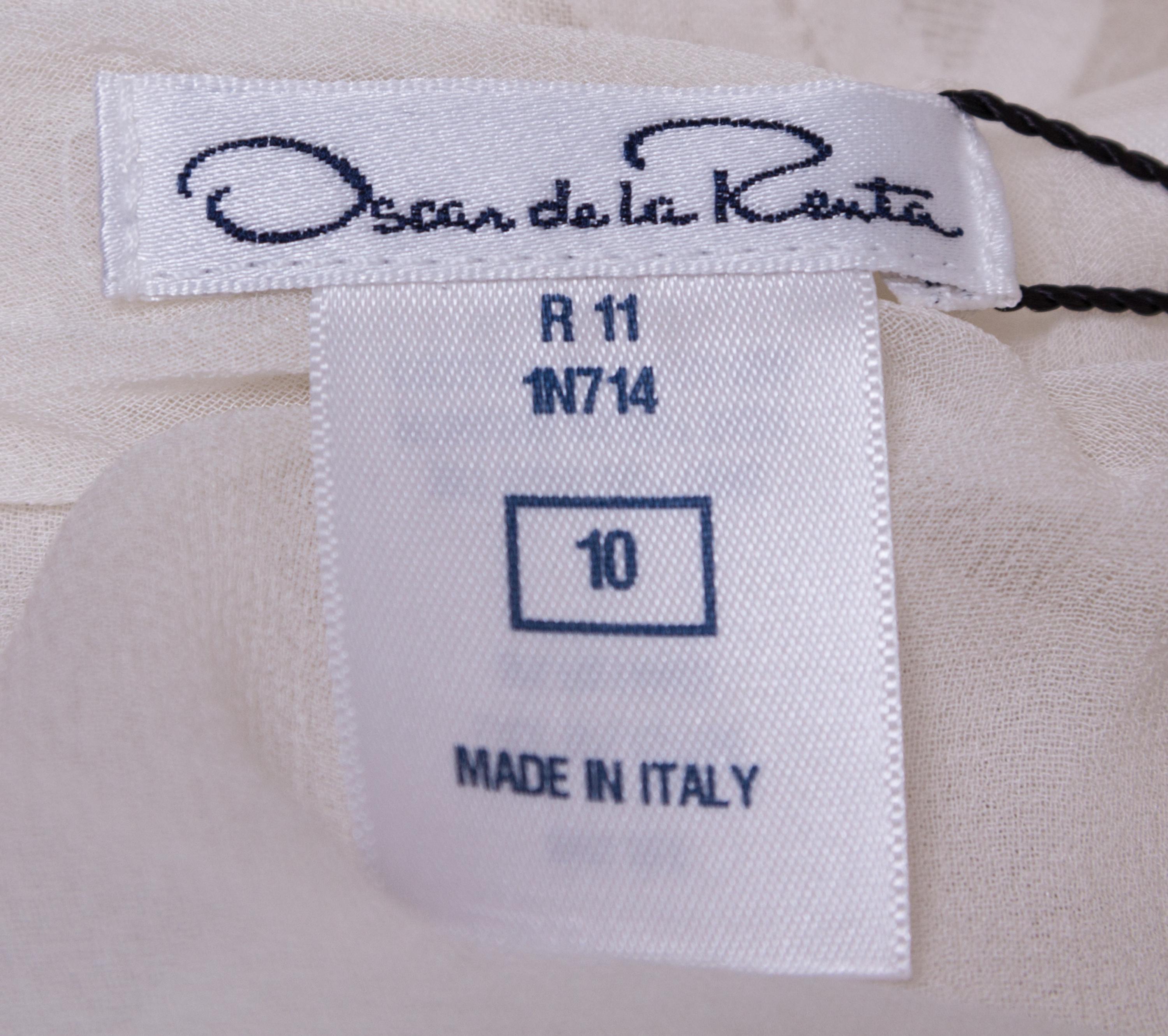 An Oscar de le Renta Cream Silk Blouse, Size 10.