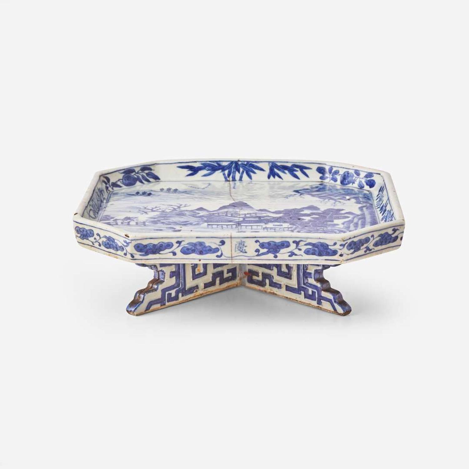 A Kraak style dish and an unusual blue and white stand 克拉克風格盤及青花底座 The first Kangxi period, the second Jiaqing ????? ?????