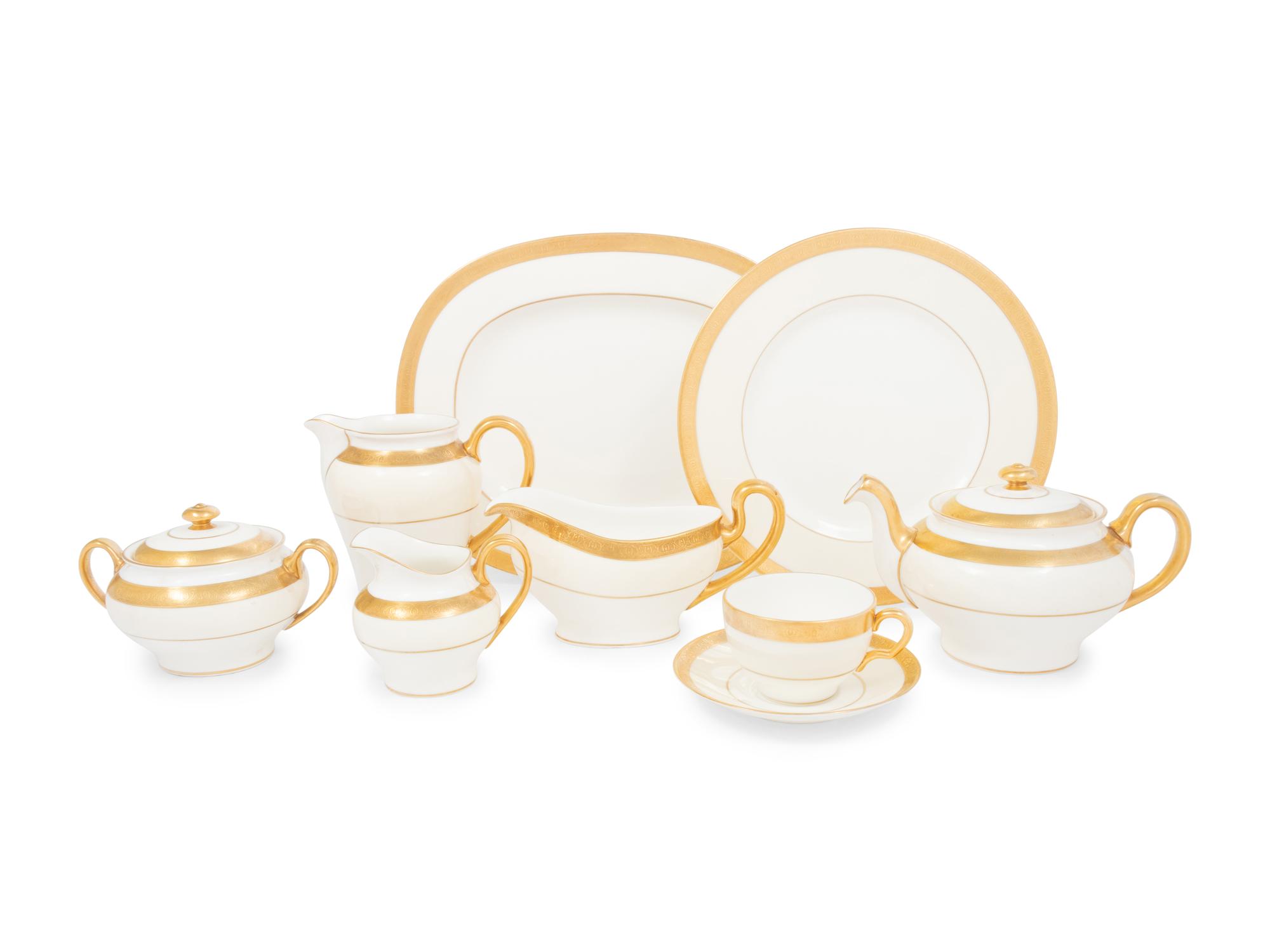 A Minton Buckingham Porcelain Dinner Service