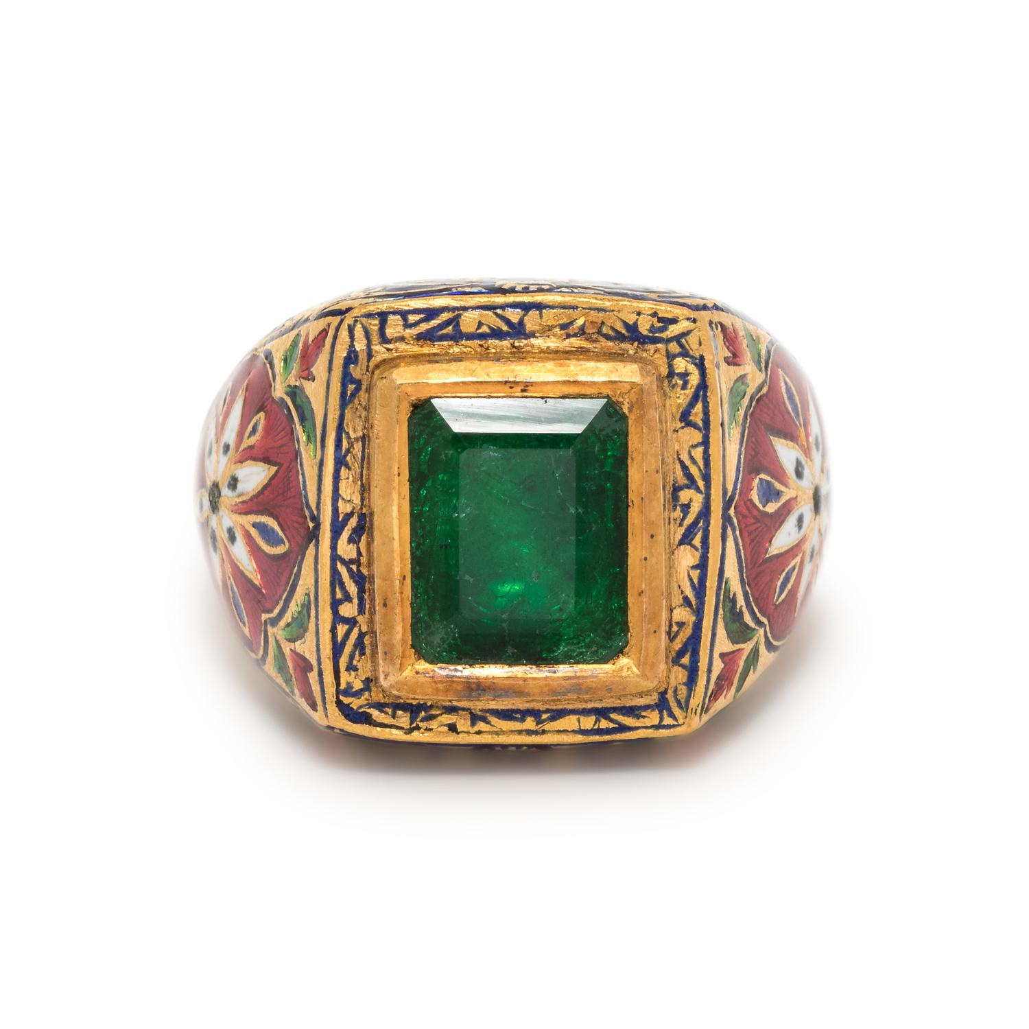 EMERALD AND POLYCHROME ENAMEL MUGHAL STYLE RING