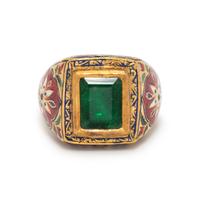 EMERALD AND POLYCHROME ENAMEL MUGHAL STYLE RING