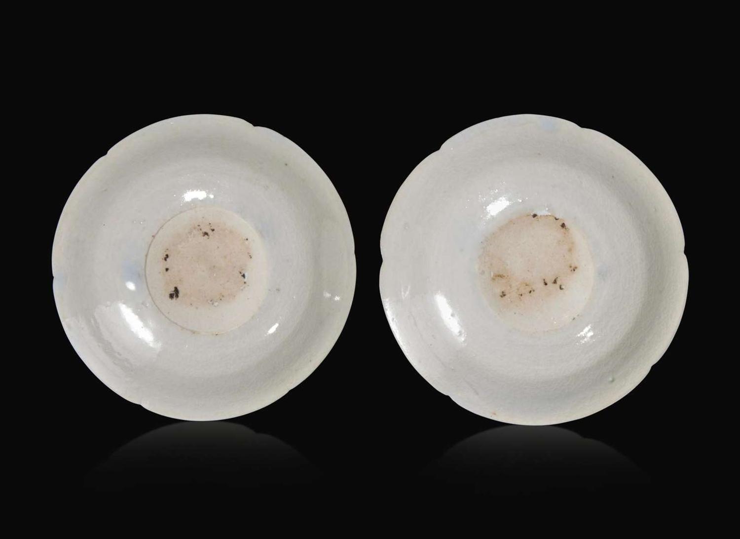 A pair of small Chinese Qingbai floriform dishes, Song dynasty 影青葵口小盤一對 宋