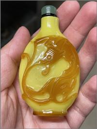 Two Chinese Yellow Glass Snuff Bottles, 19th-Early 20th Century 清末民國 黃琉璃鼻煙壺一組兩件