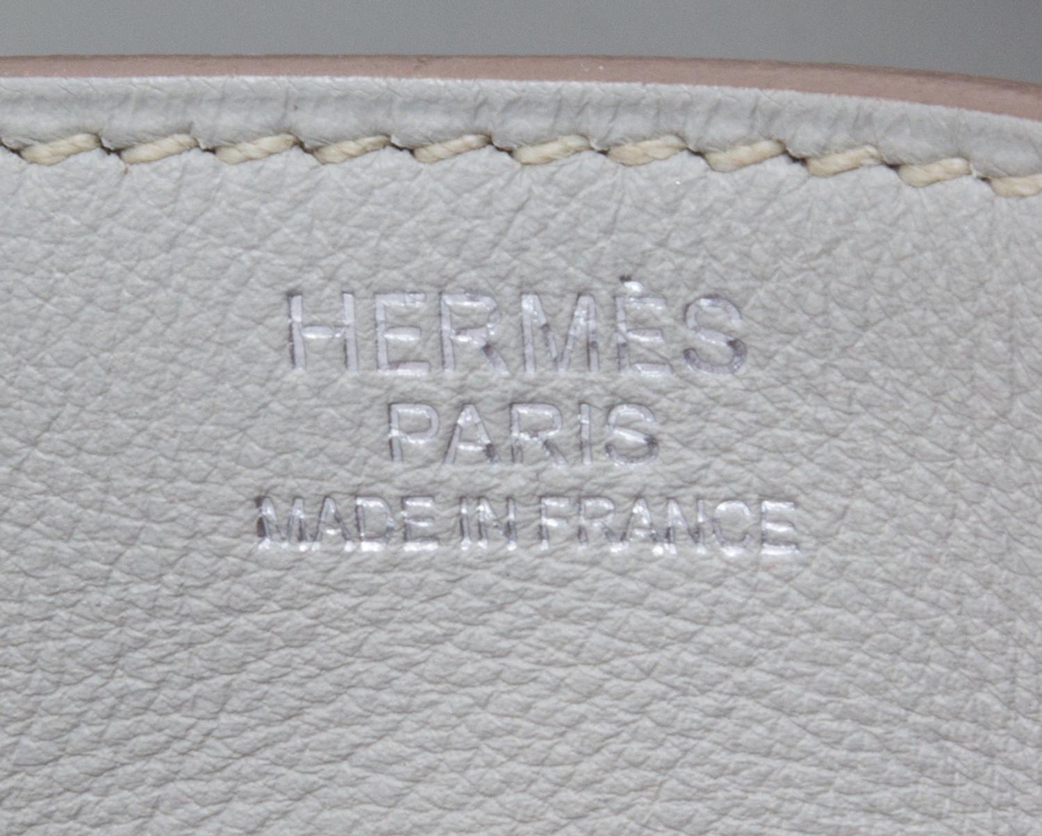 An Hermes Gris Pearle Swift Lindy 30 Handbag, 12" x 7.5" x 6.5".