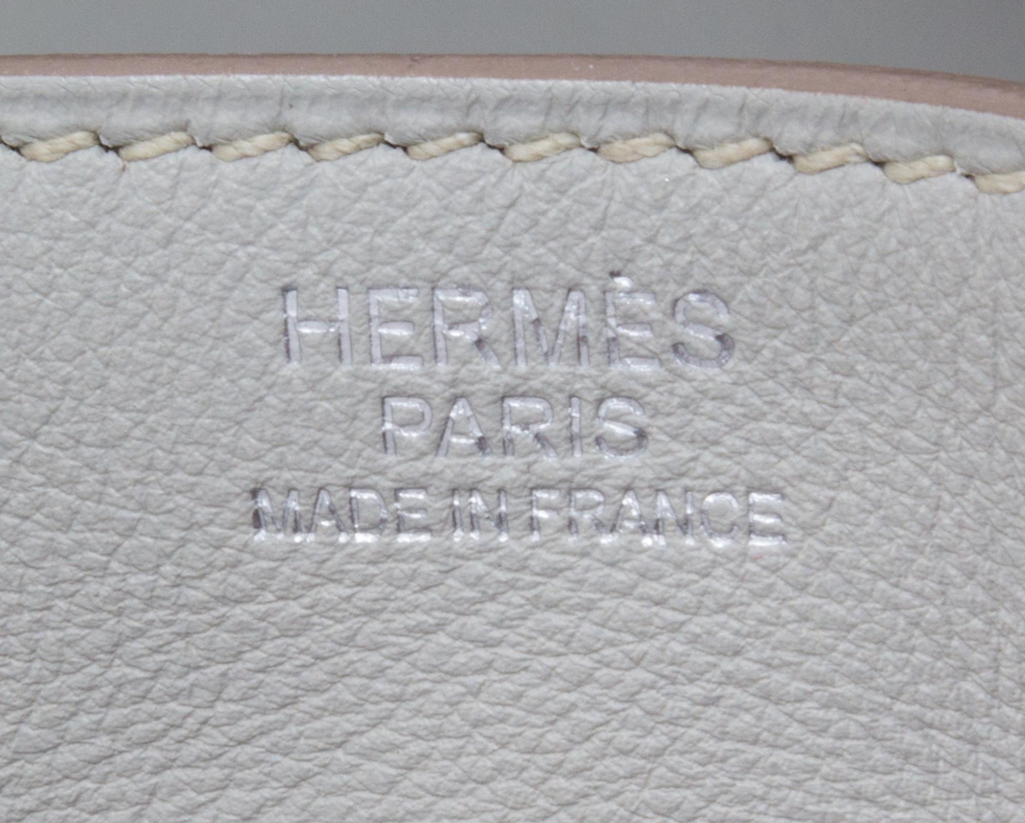 An Hermes Gris Pearle Swift Lindy 30 Handbag, 12" x 7.5" x 6.5".