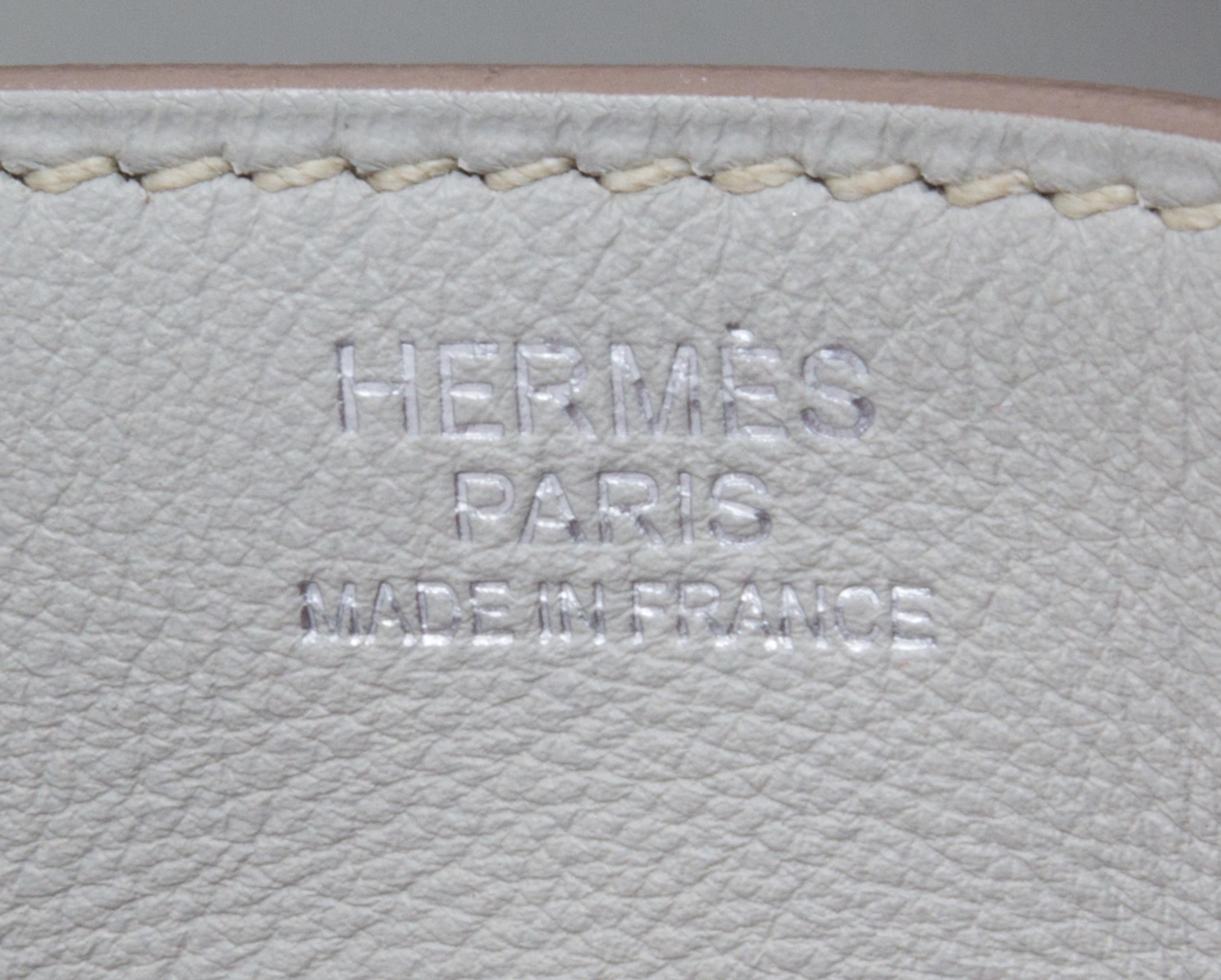 An Hermes Gris Pearle Swift Lindy 30 Handbag, 12" x 7.5" x 6.5".