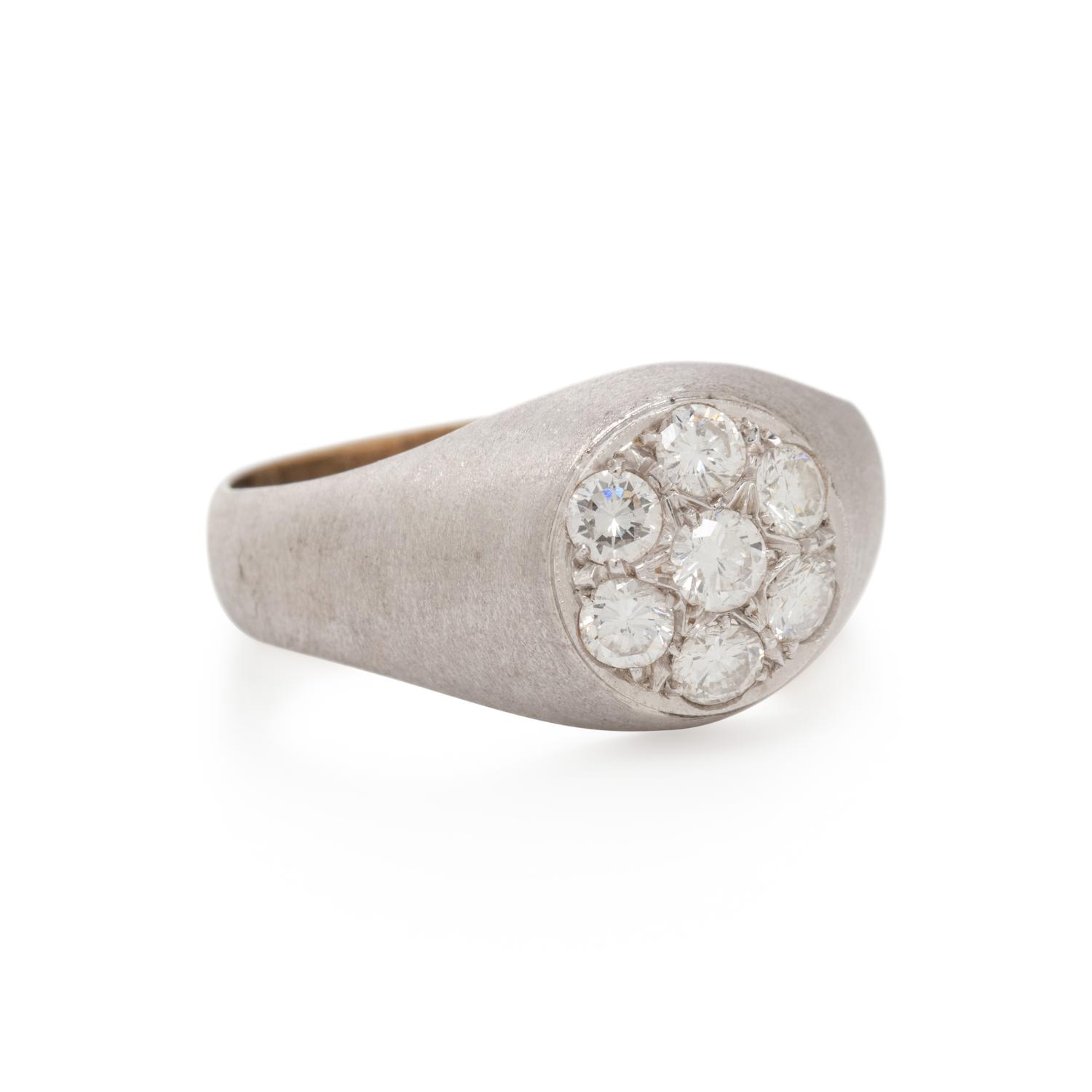 WHITE GOLD AND DIAMOND CLUSTER RING