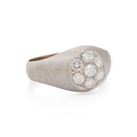 WHITE GOLD AND DIAMOND CLUSTER RING