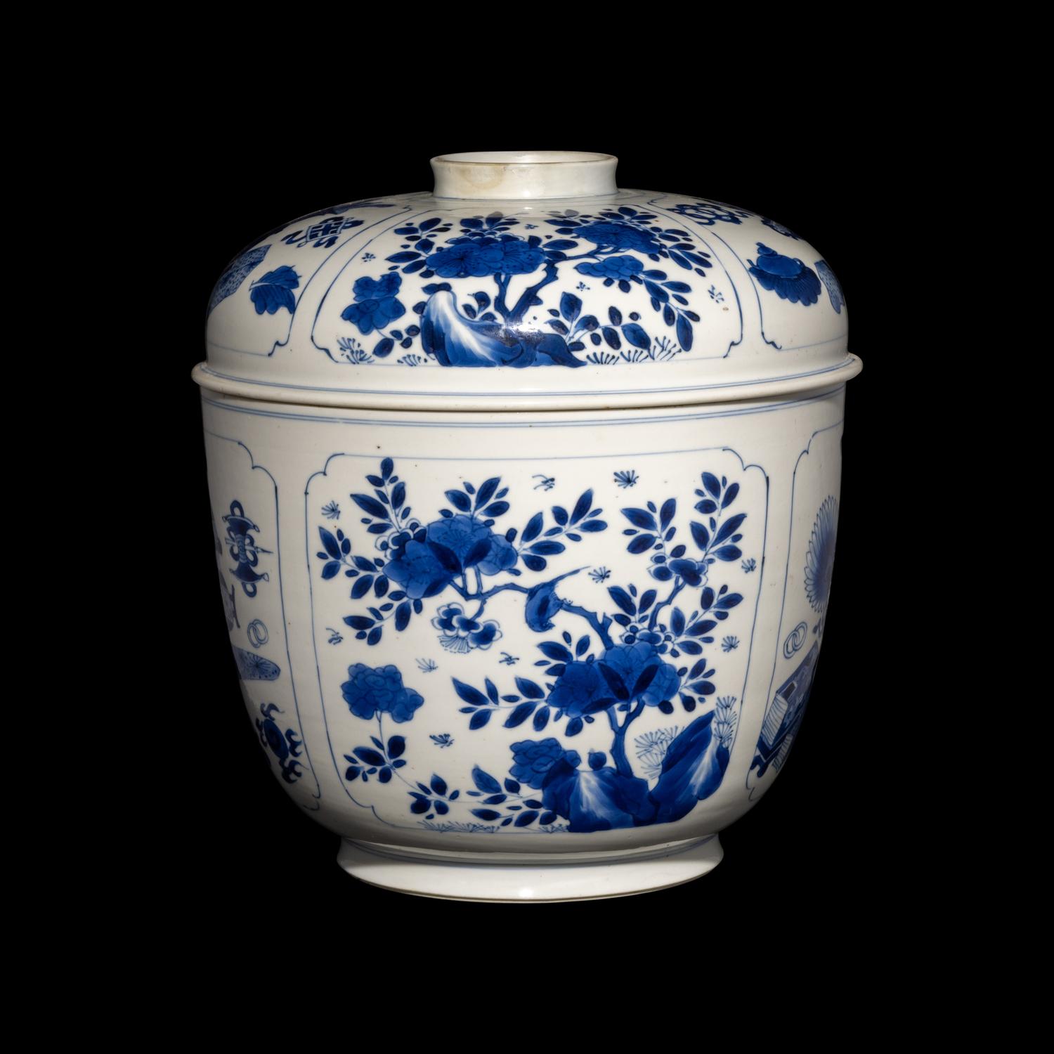 A Large Chinese Blue and White 'Bogu' Porcelain Jar and Cover, Kangxi Period 清康熙 青花博古圖粥罐