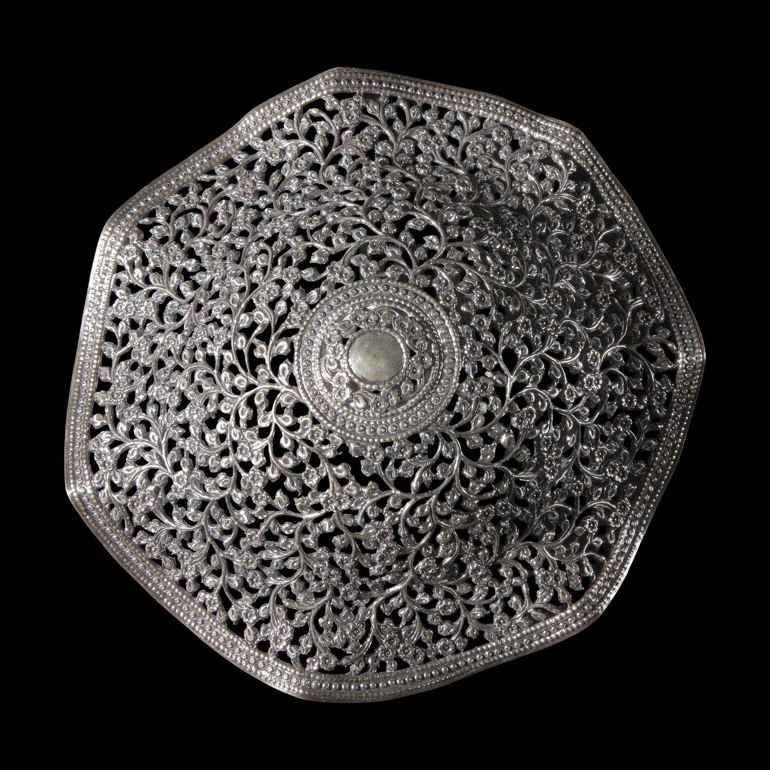 A Pair of Southeast Asian Reticulated Silver Lamps and Shades, 20th Century — 二十世紀 東南亞風格銀燈一對
