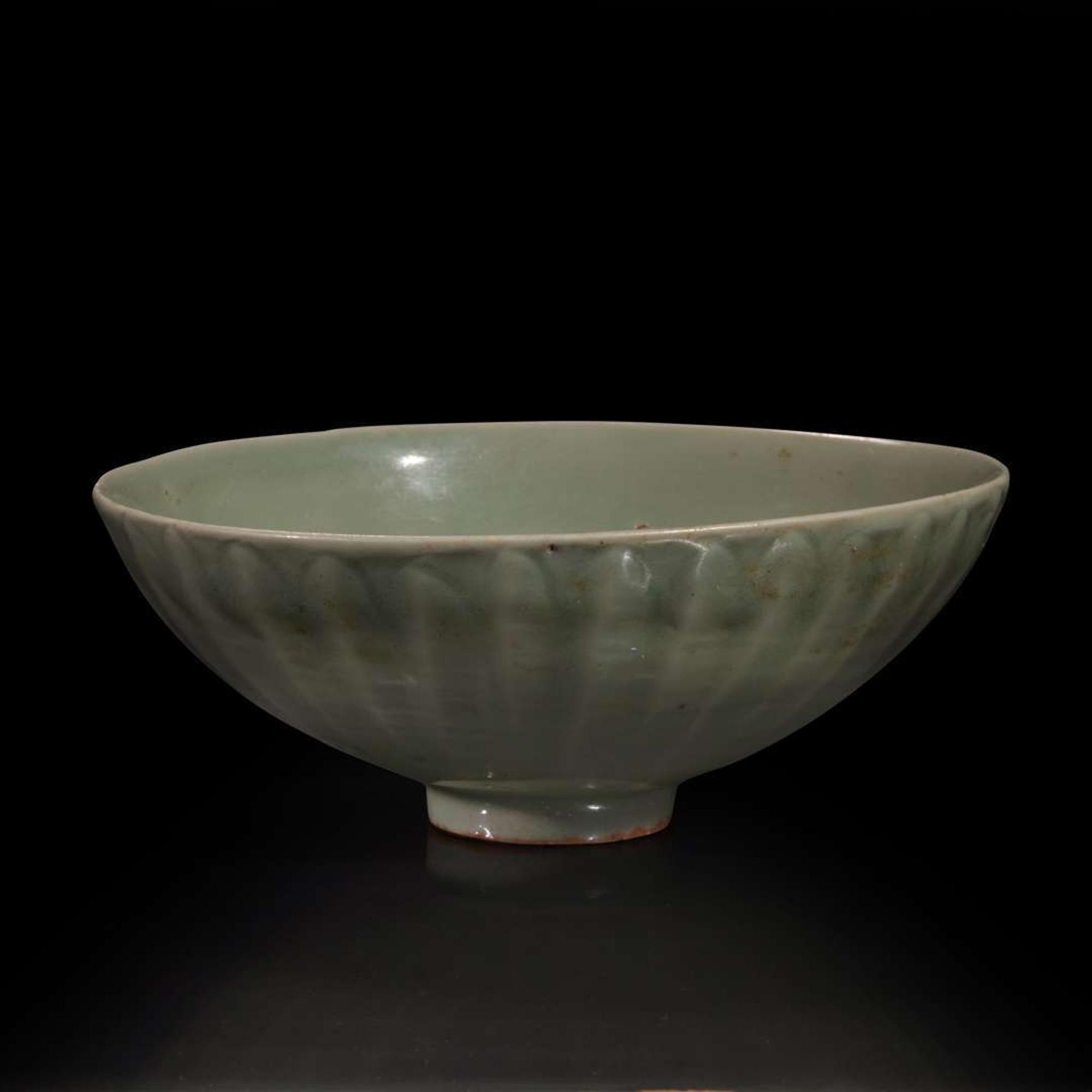 A Chinese Longquan celadon petal-carved "Lotus" bowl 龙泉窑刻划花碗 Southern Song/Yuan Dynasty ????