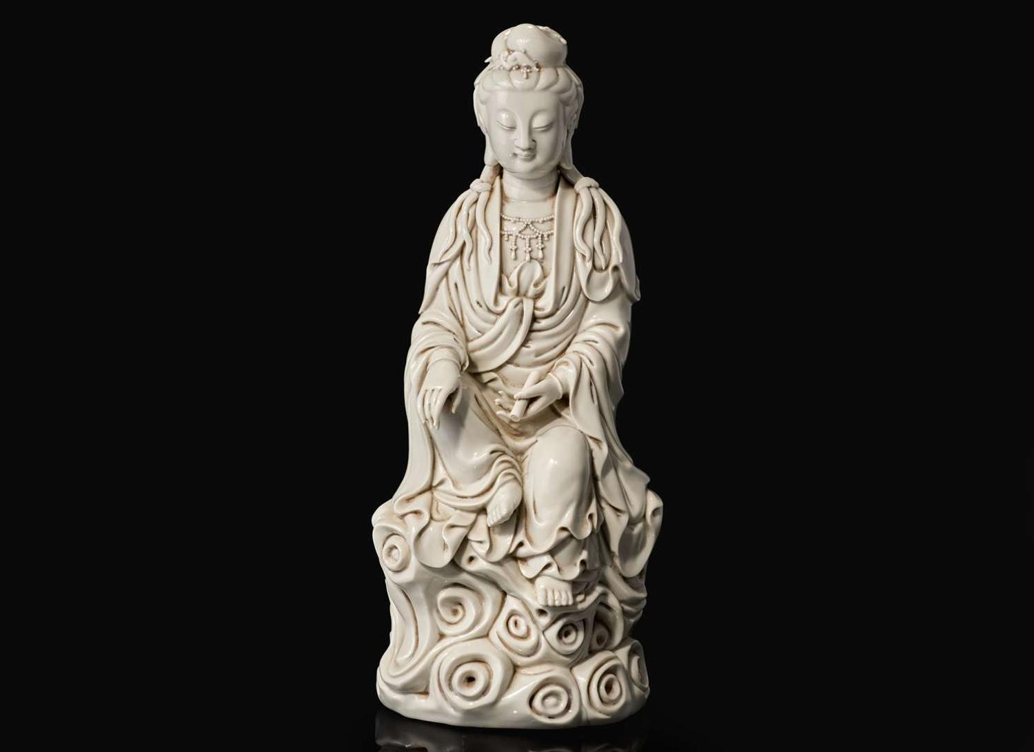 A Chinese Dehua blanc de chine figure of seated Guanyin 德化窯觀音坐像