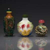 Three Chinese Carved Glass Overlay Snuff Bottles, Late 18th Century to 19th/20th Century — 清中期-民國 套料鼻煙壺三支