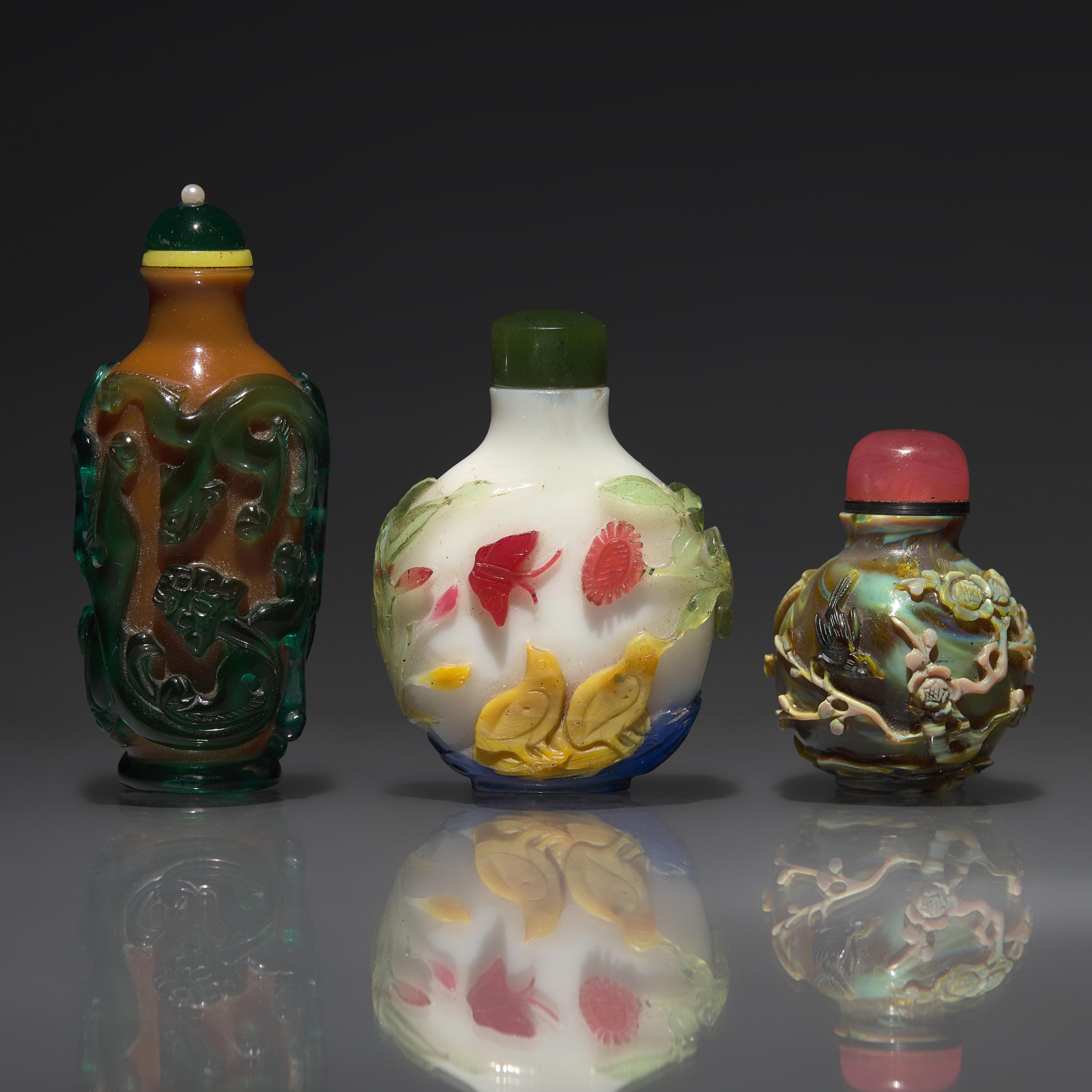 Three Chinese Carved Glass Overlay Snuff Bottles, Late 18th Century to 19th/20th Century — 清中期-民國 套料鼻煙壺三支