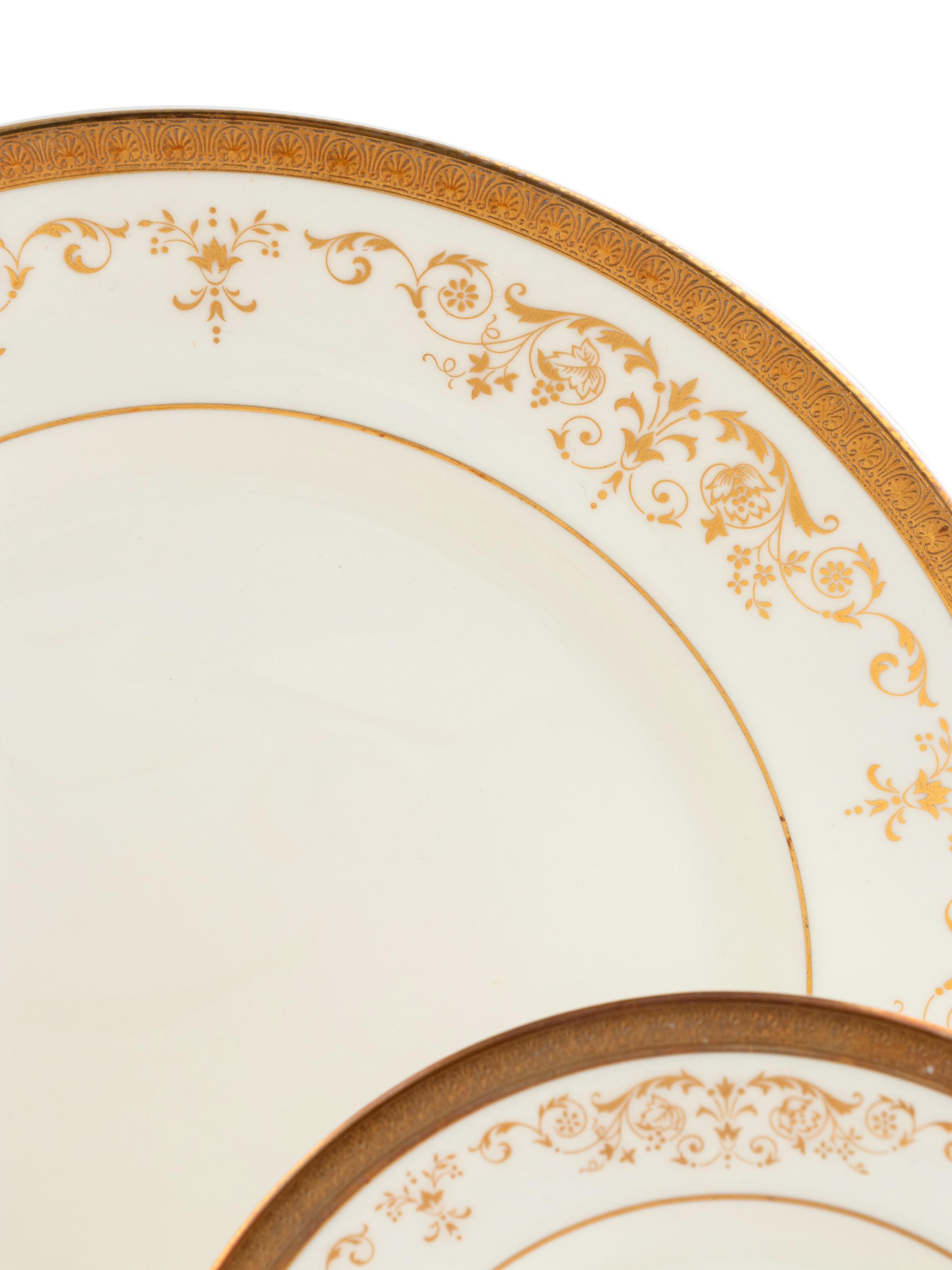 A Royal Doulton Porcelain Dinner Service