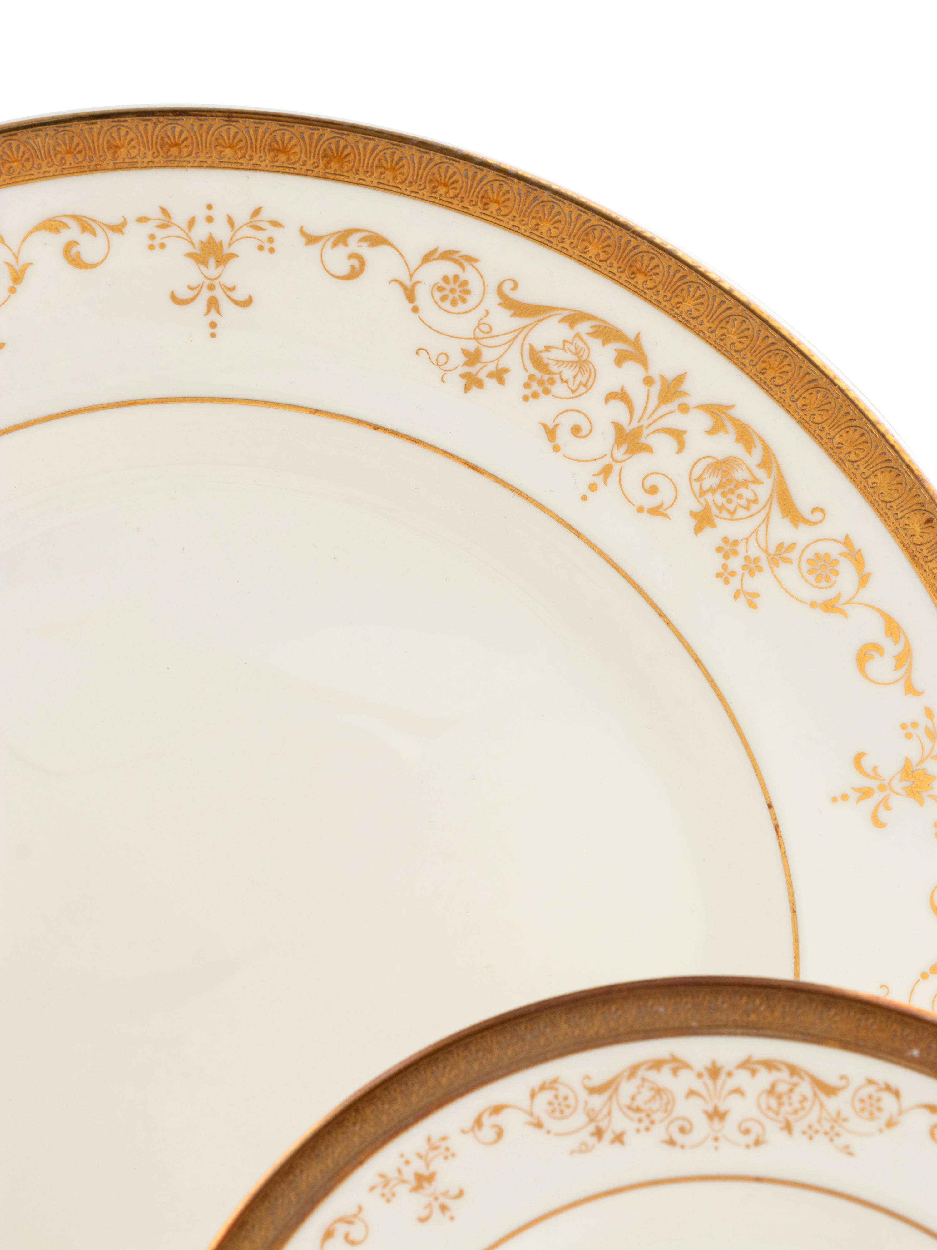 A Royal Doulton Porcelain Dinner Service