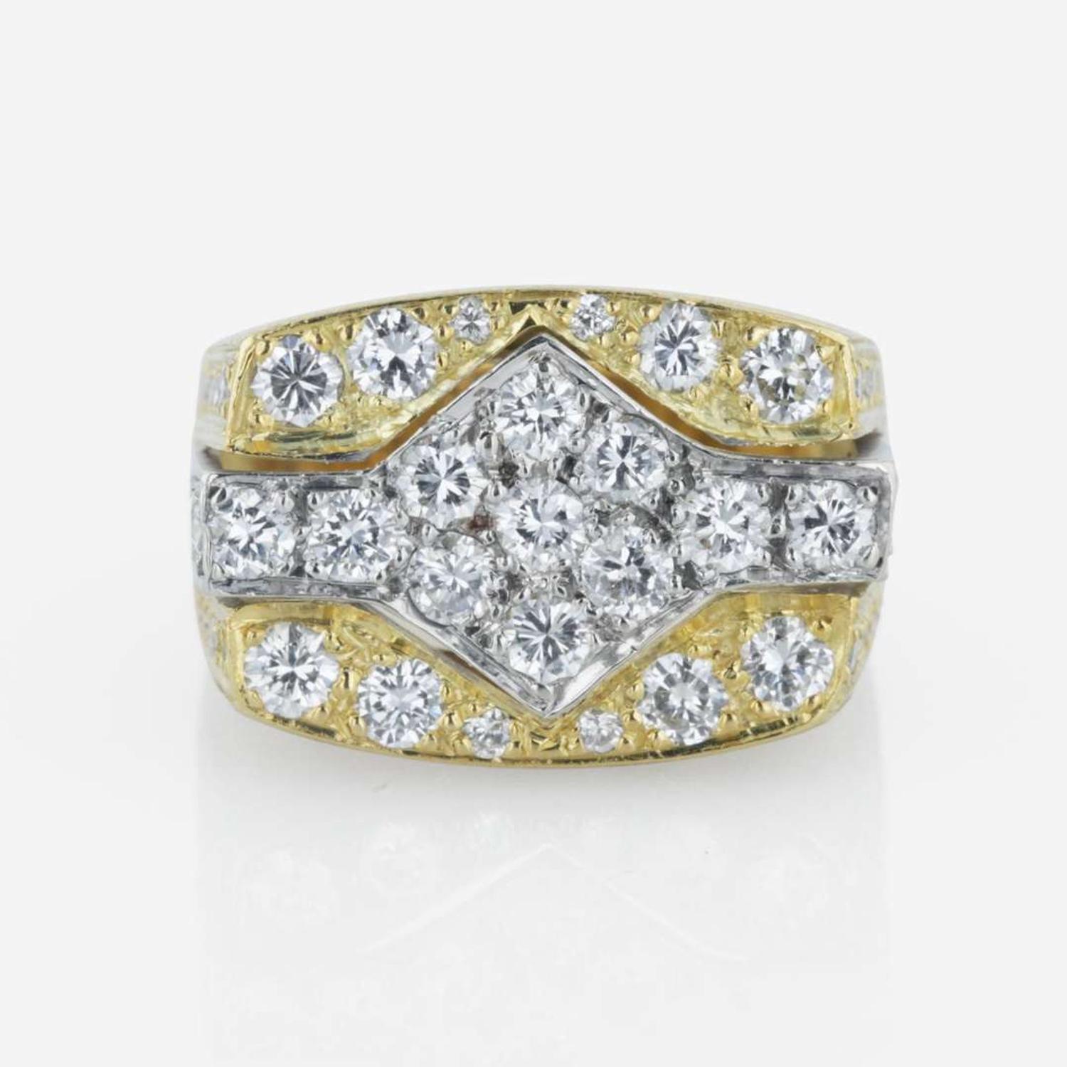 An 18K bicolor gold and diamond ring
