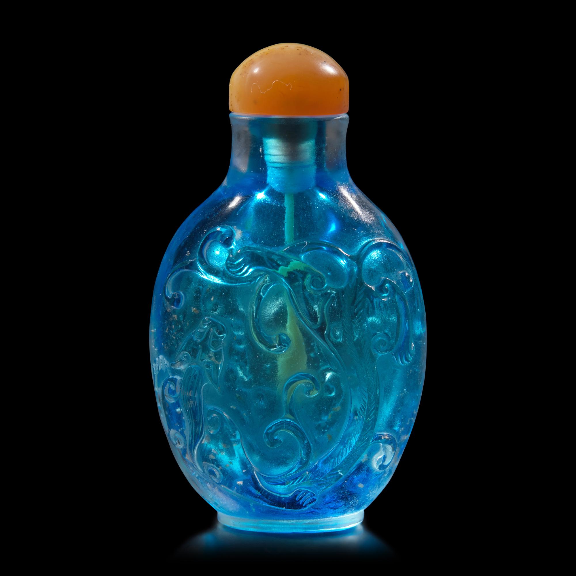 Two Chinese Monochrome Glass Snuff Bottles, 19th Century — 清晚期 料器鼻煙壺兩支