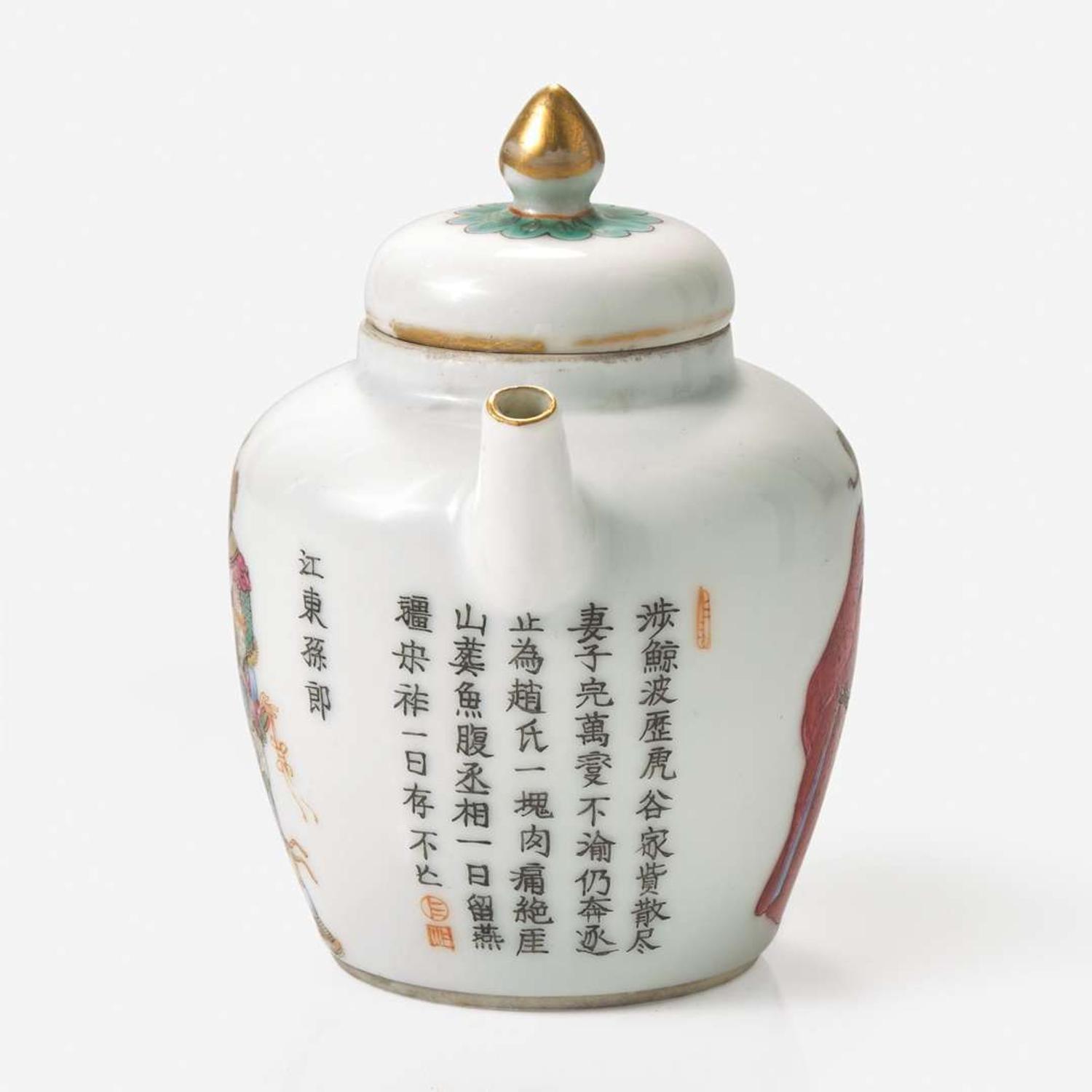A small Chinese famille rose-enameled porcelain "Wu Shuang Pu" type teapot 粉彩無雙譜茶壺
