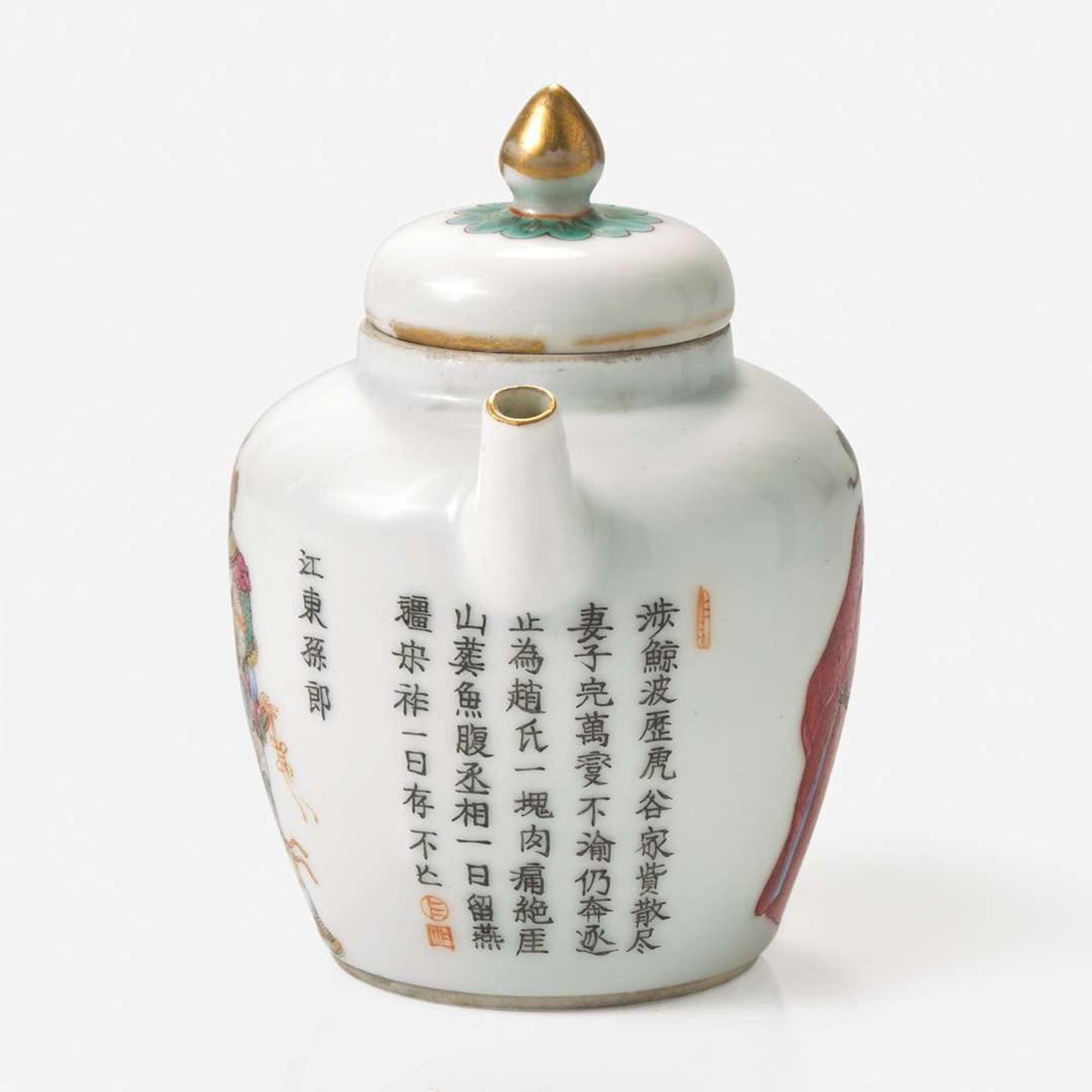 A small Chinese famille rose-enameled porcelain "Wu Shuang Pu" type teapot 粉彩無雙譜茶壺