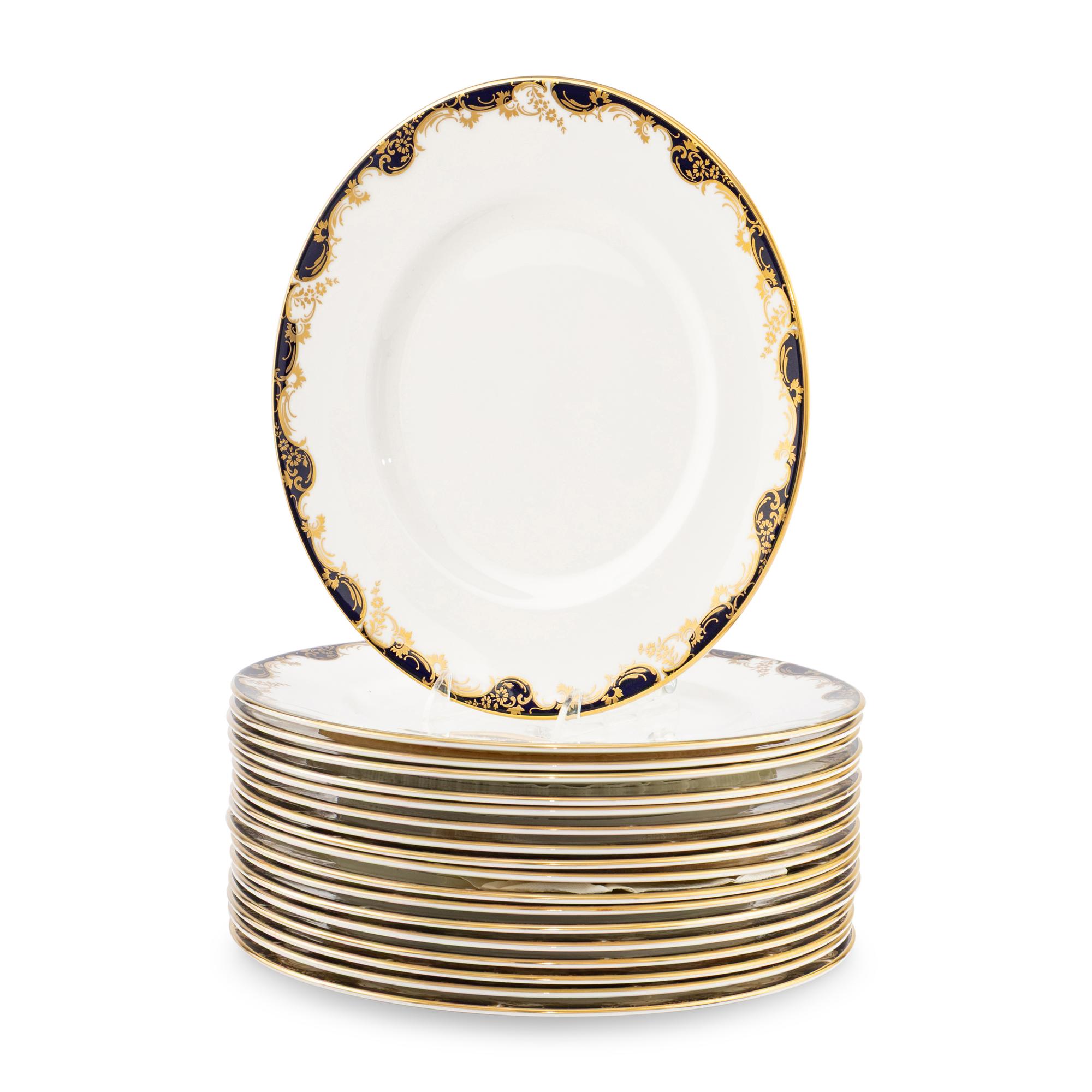 A Set of Eighteen Mintons Versailles Porcelain Dinner Plates