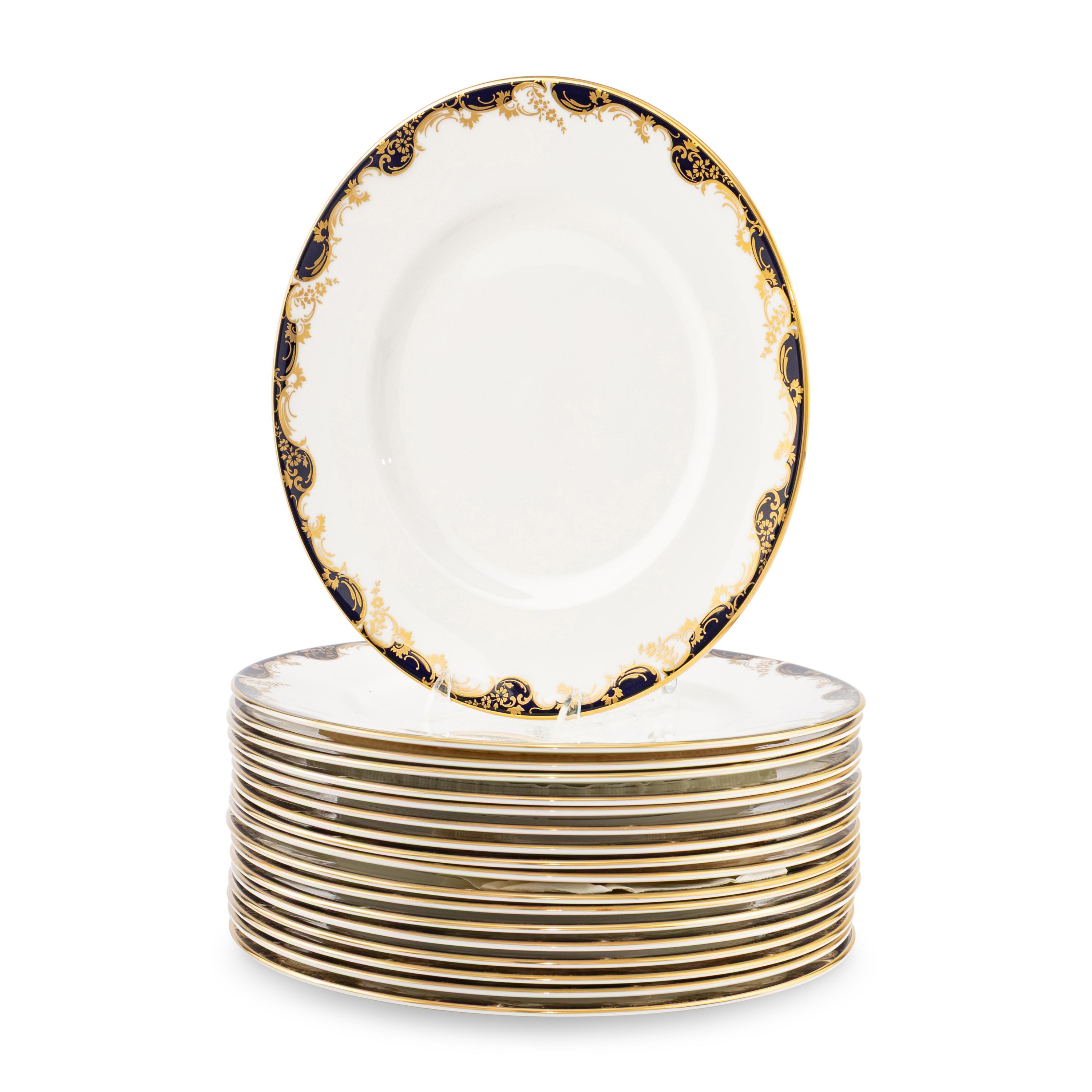 A Set of Eighteen Mintons Versailles Porcelain Dinner Plates