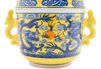 A Chinese Porcelain Dinner Service