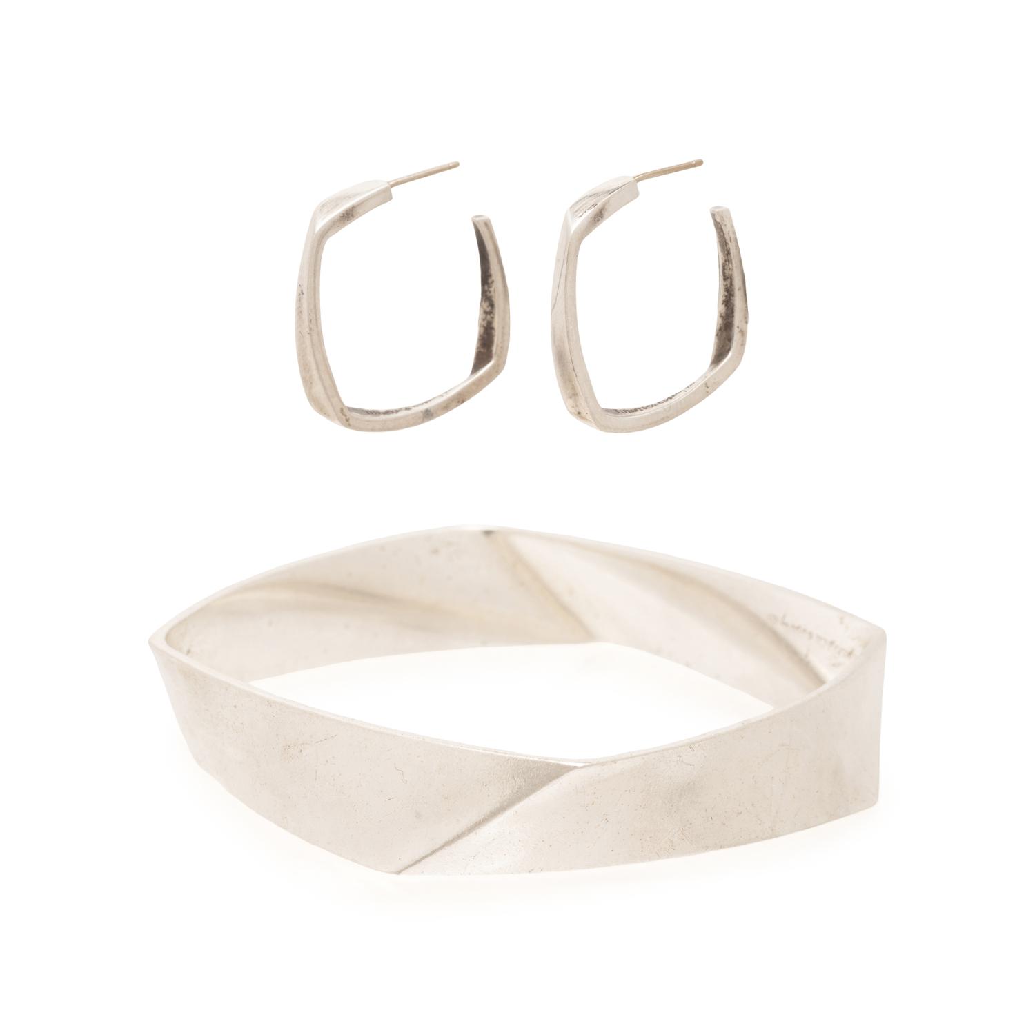 TIFFANY & CO., FRANK GEHRY, STERLING SILVER 'TORQUE' BANGLE BRACELET AND EARRINGS