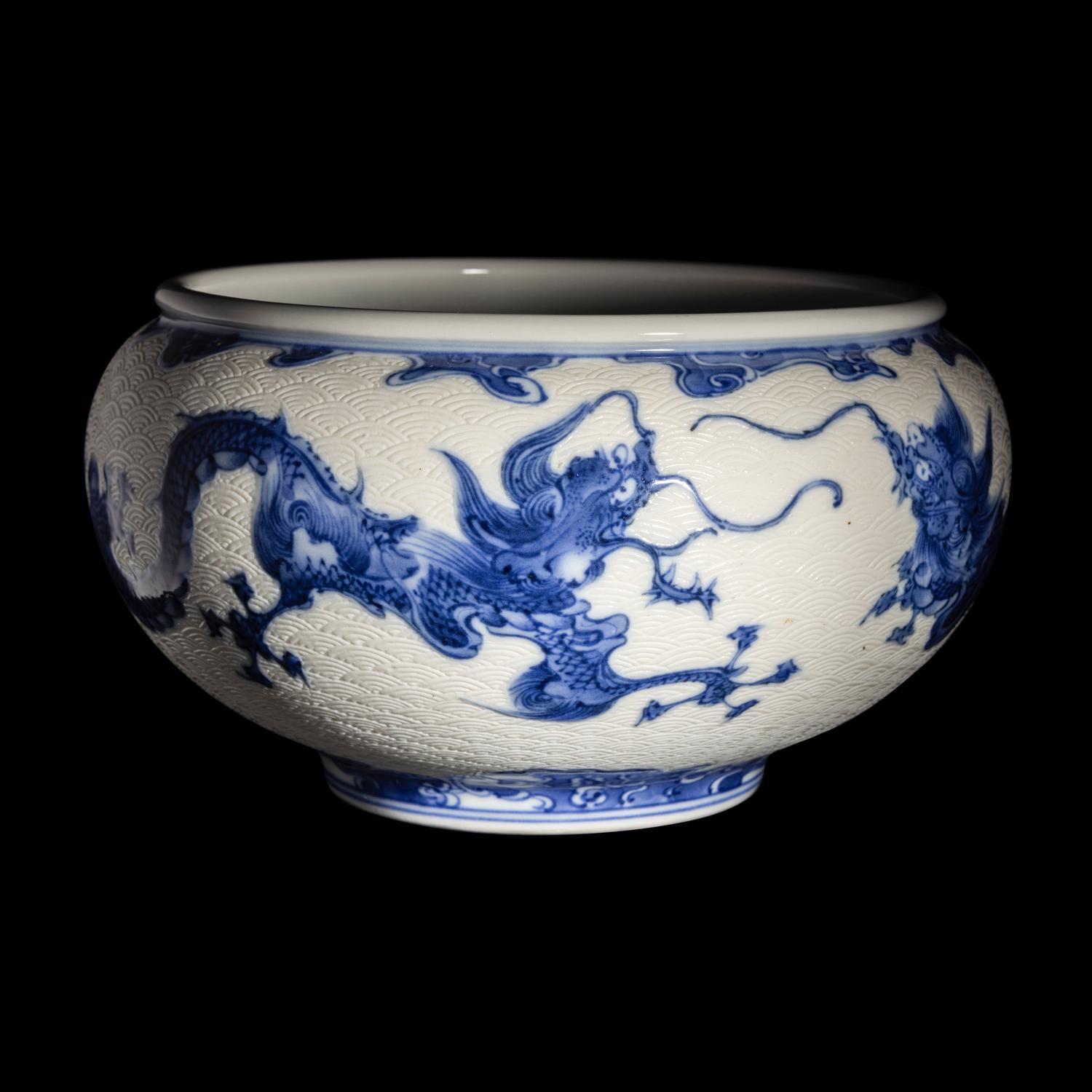 A Japanese Blue and White 'Dragon' Porcelain Alms Bowl by Makuzu Kozan, Taisho-Showa Period 宮川香山製青花龍紋缽
