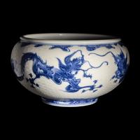 A Japanese Blue and White 'Dragon' Porcelain Alms Bowl by Makuzu Kozan, Taisho-Showa Period 宮川香山製青花龍紋缽