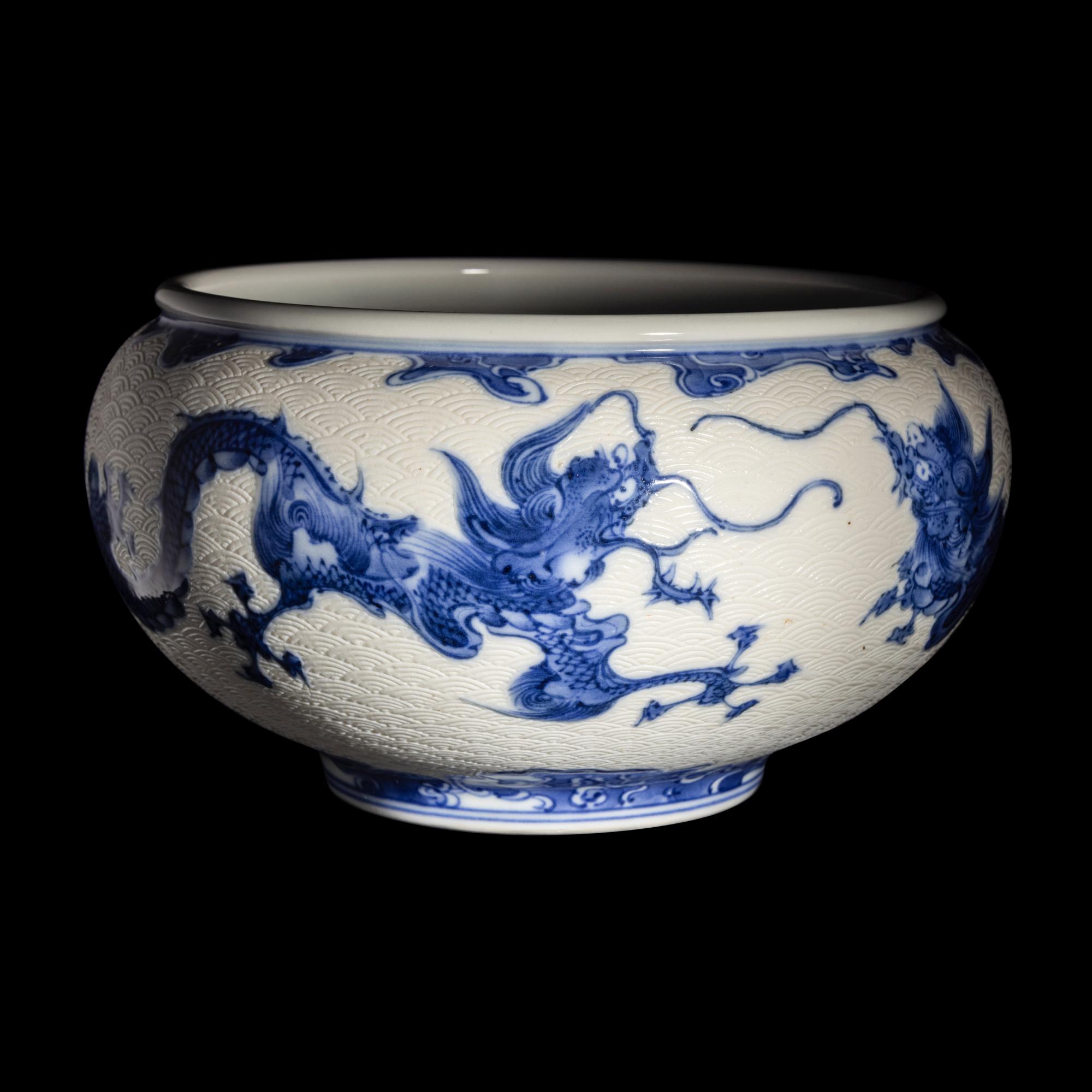 A Japanese Blue and White 'Dragon' Porcelain Alms Bowl by Makuzu Kozan, Taisho-Showa Period 宮川香山製青花龍紋缽