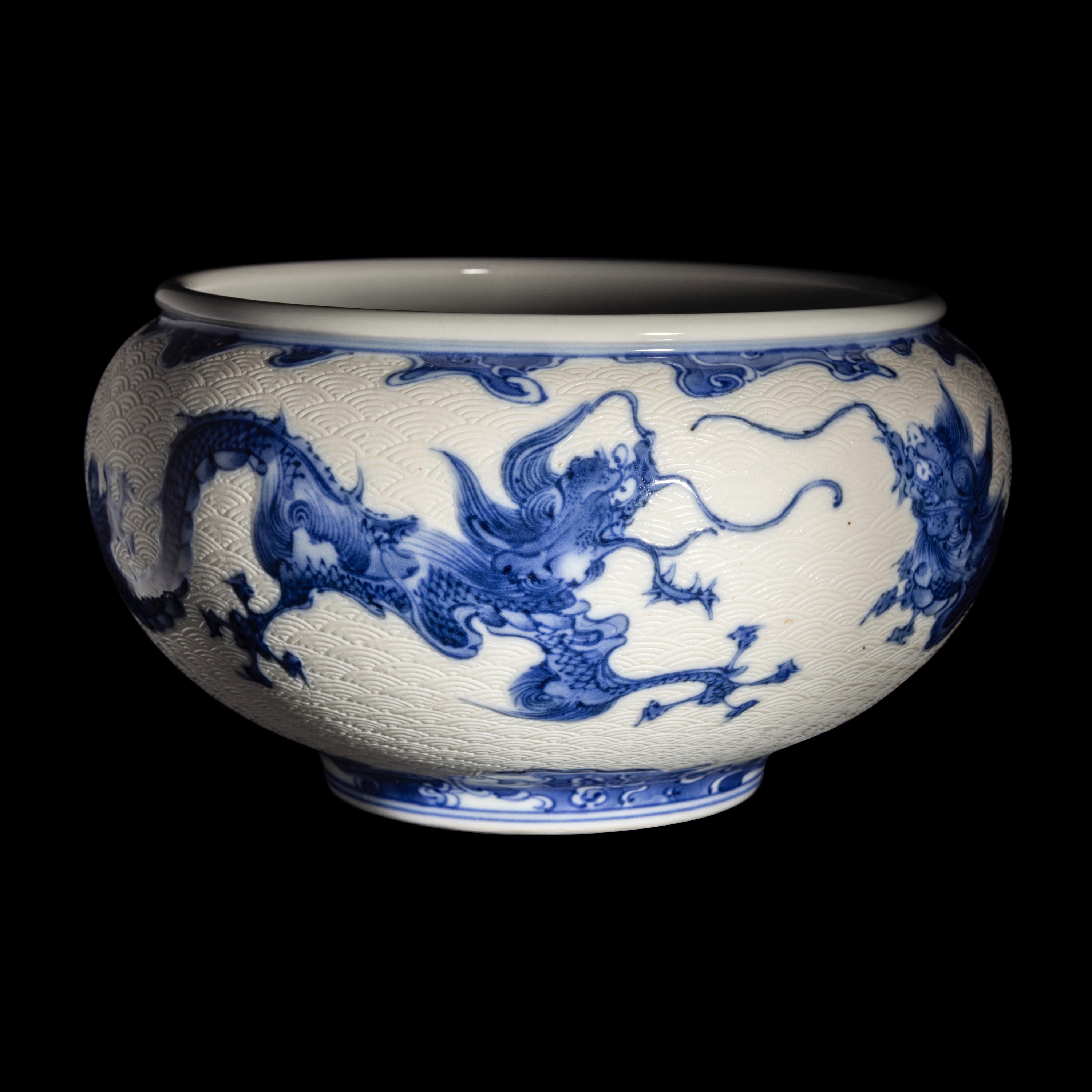 A Japanese Blue and White 'Dragon' Porcelain Alms Bowl by Makuzu Kozan, Taisho-Showa Period 宮川香山製青花龍紋缽
