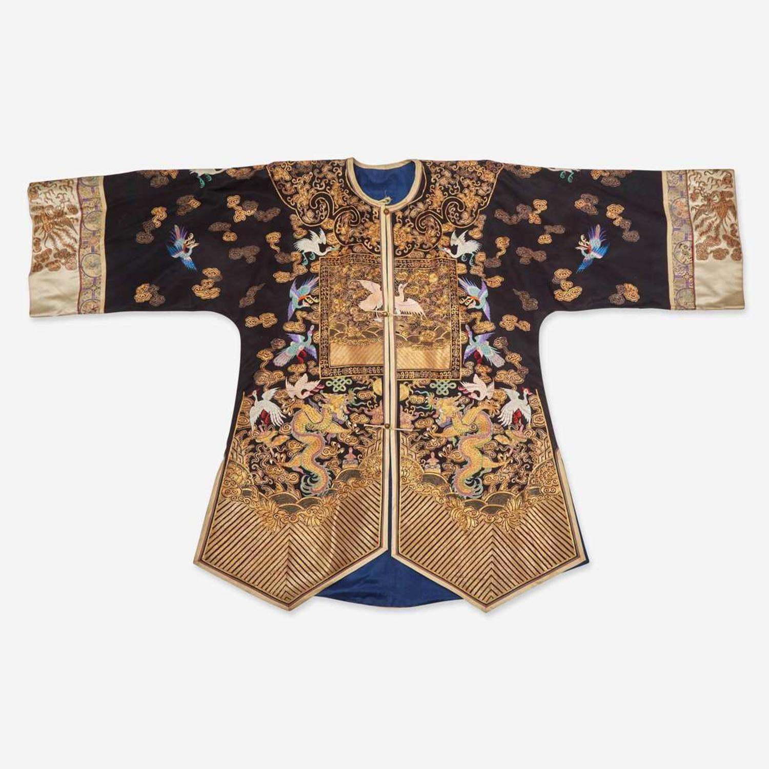 A Chinese finely-embroidered lady's surcoat 刺绣女史外套 Qing dynasty, 19th/early 20th century ? ????????
