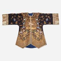 A Chinese finely-embroidered lady's surcoat 刺绣女史外套 Qing dynasty, 19th/early 20th century ? ????????