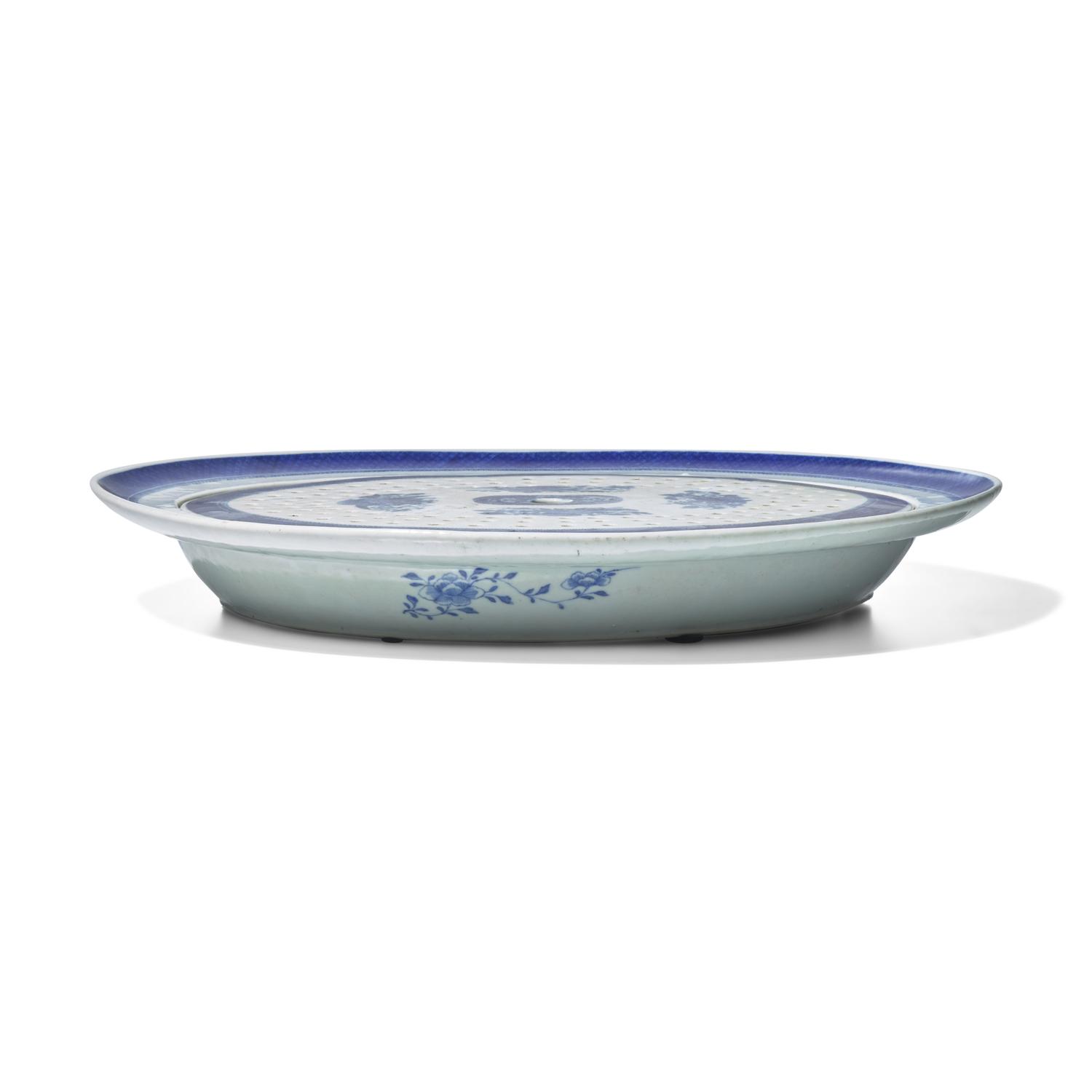A Chinese Export Porcelain Fitzhugh Meat Platter and Drain
