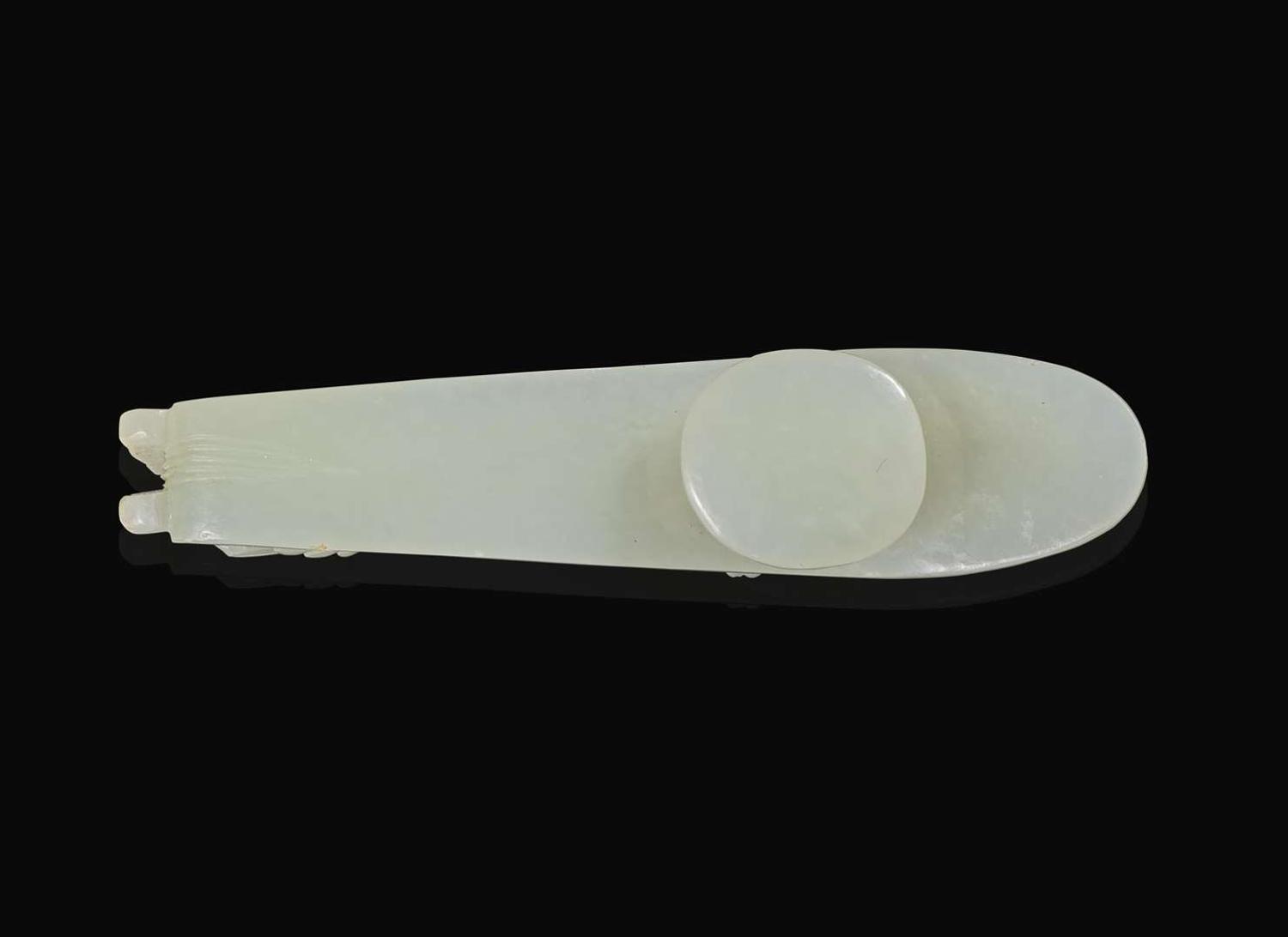 A Chinese carved pale celadon jade belt hook, Qing dynasty 青玉帶鉤 清