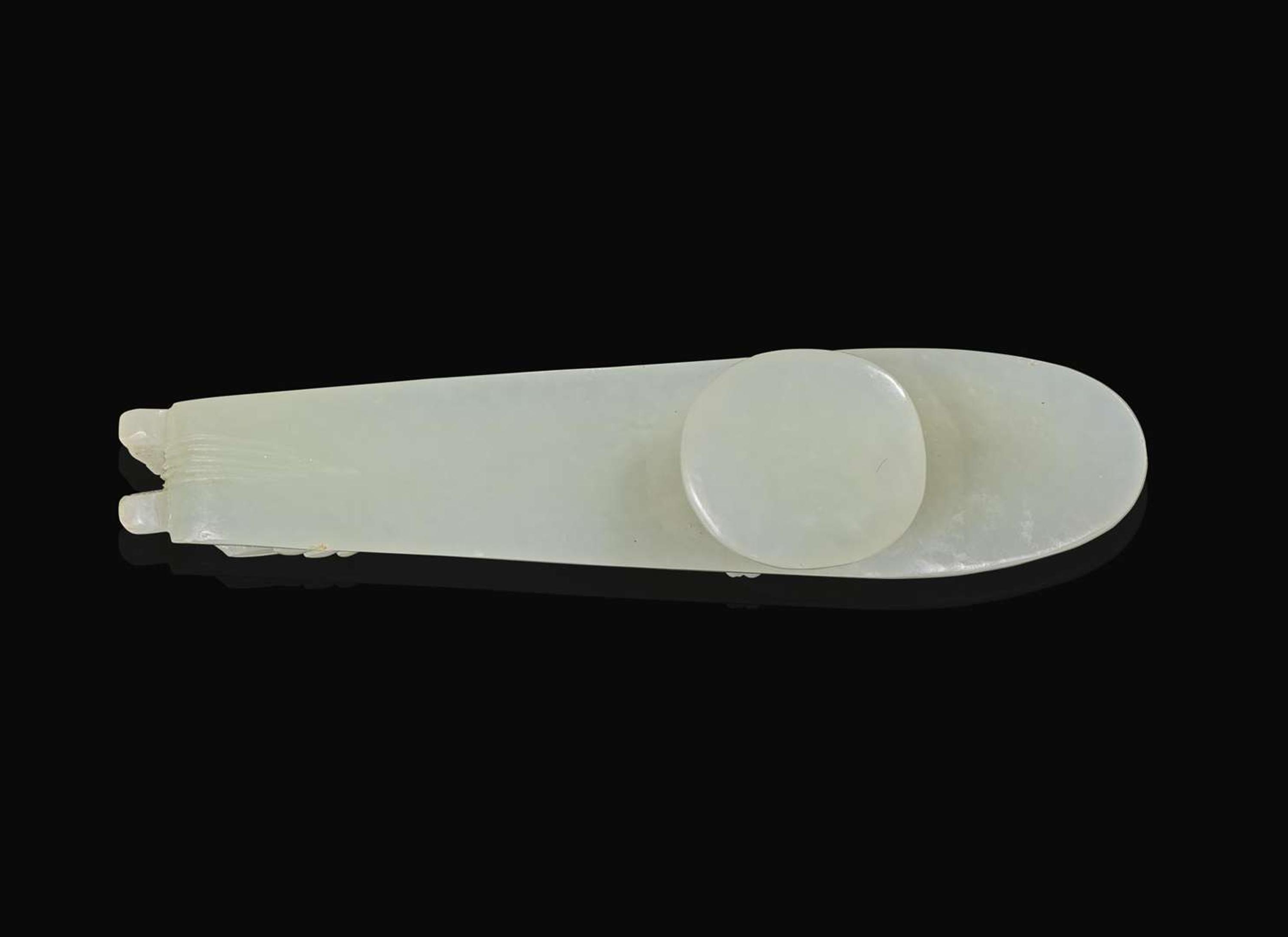 A Chinese carved pale celadon jade belt hook, Qing dynasty 青玉帶鉤 清