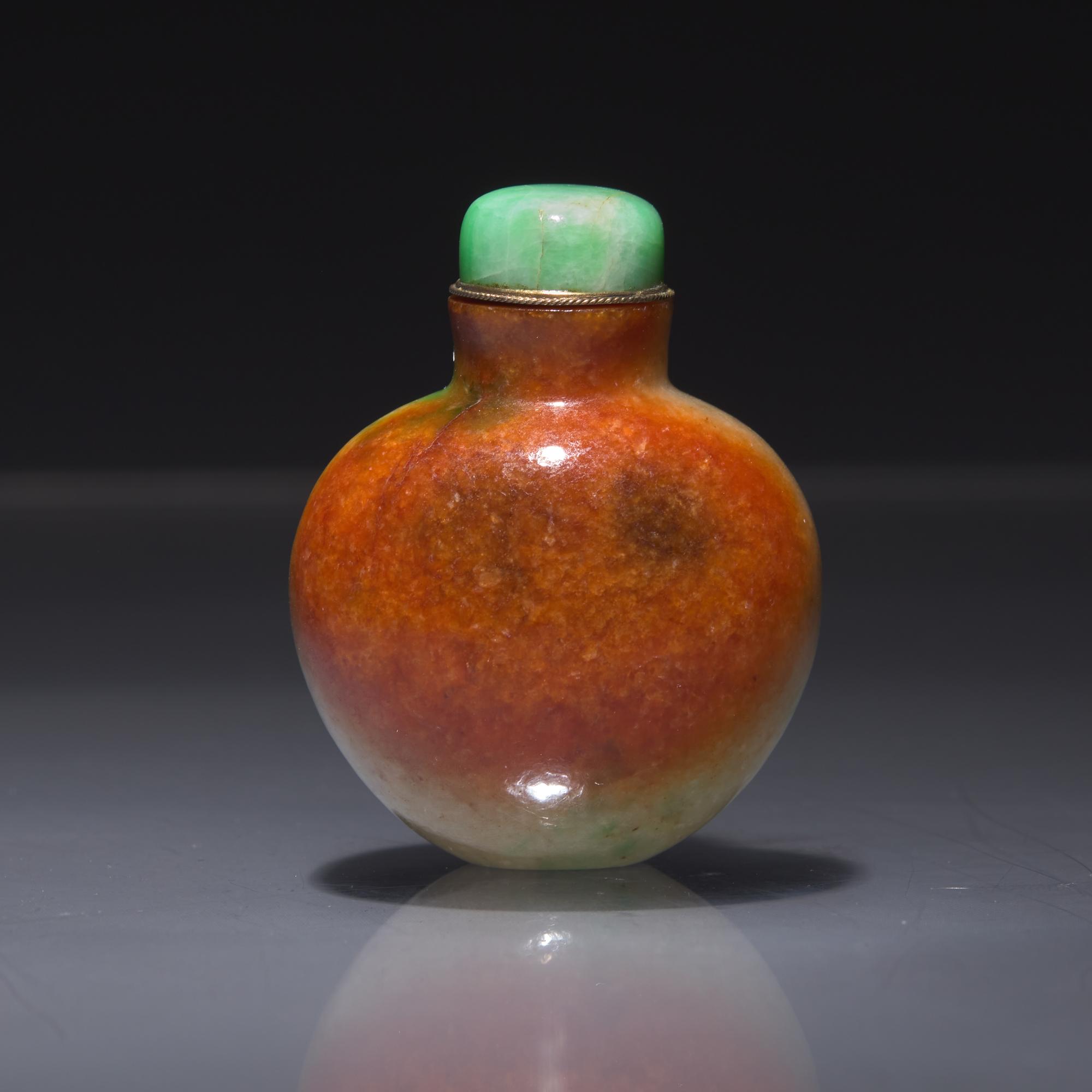A Chinese Russet-Splashed Jadeite Snuff Bottle, 19th/20th Century — 清晚期 帶皮翡翠鼻煙壺