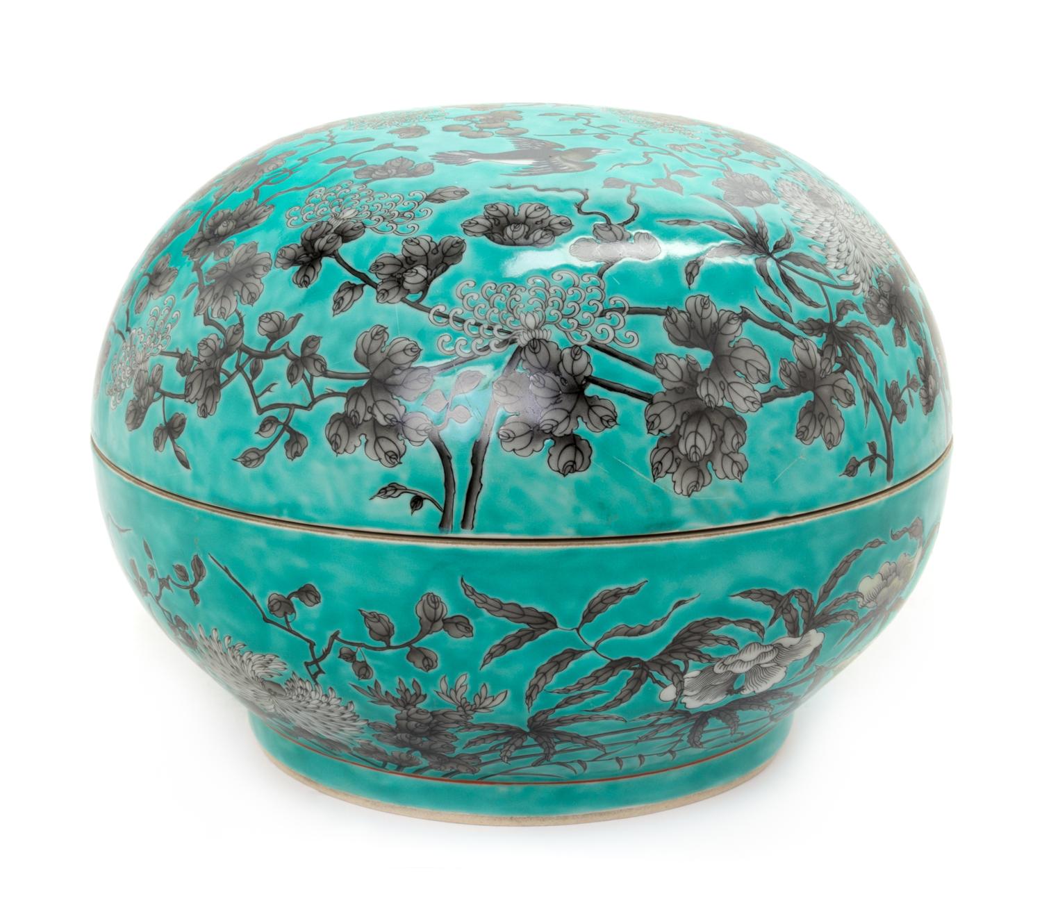 A Famille Verte Da Ya Zhai Porcelain Covered Box Diameter 11 1/2 inches.